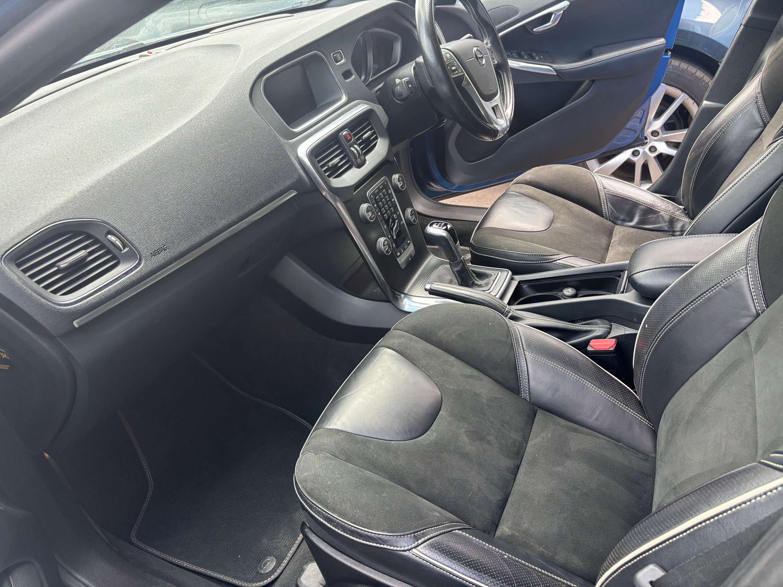 2017 VOLVO V40 2017 VOLVO V40