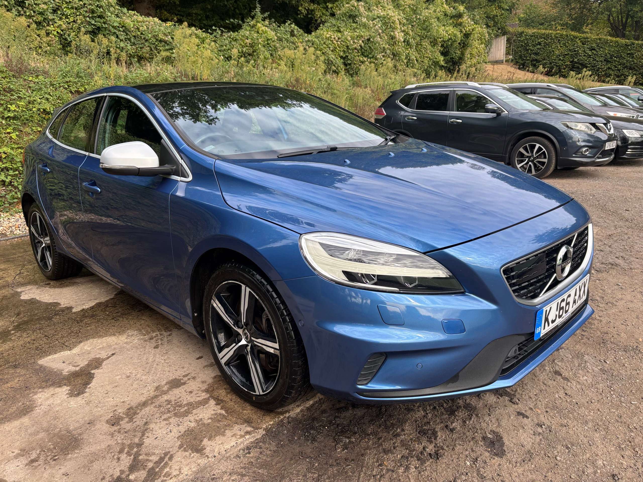 A 2017 VOLVO V40 2.0 D4 R-Design Hatchback 5dr Diesel Manual Euro 6 (s/s) (190 ps) A 2017 VOLVO V40 2.0 D4 R-Design Hatchback 5dr Diesel Manual Euro 6 (s/s) (190 ps)
