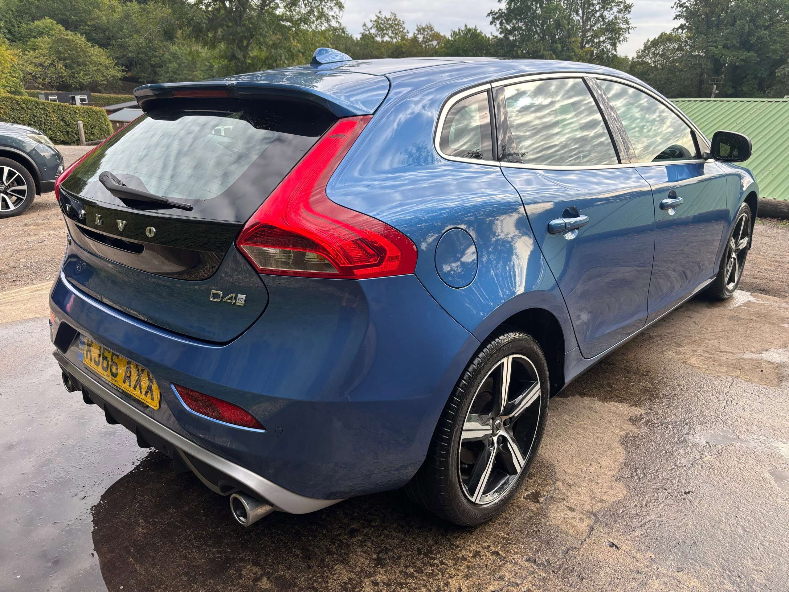 2017 VOLVO V40 2017 VOLVO V40