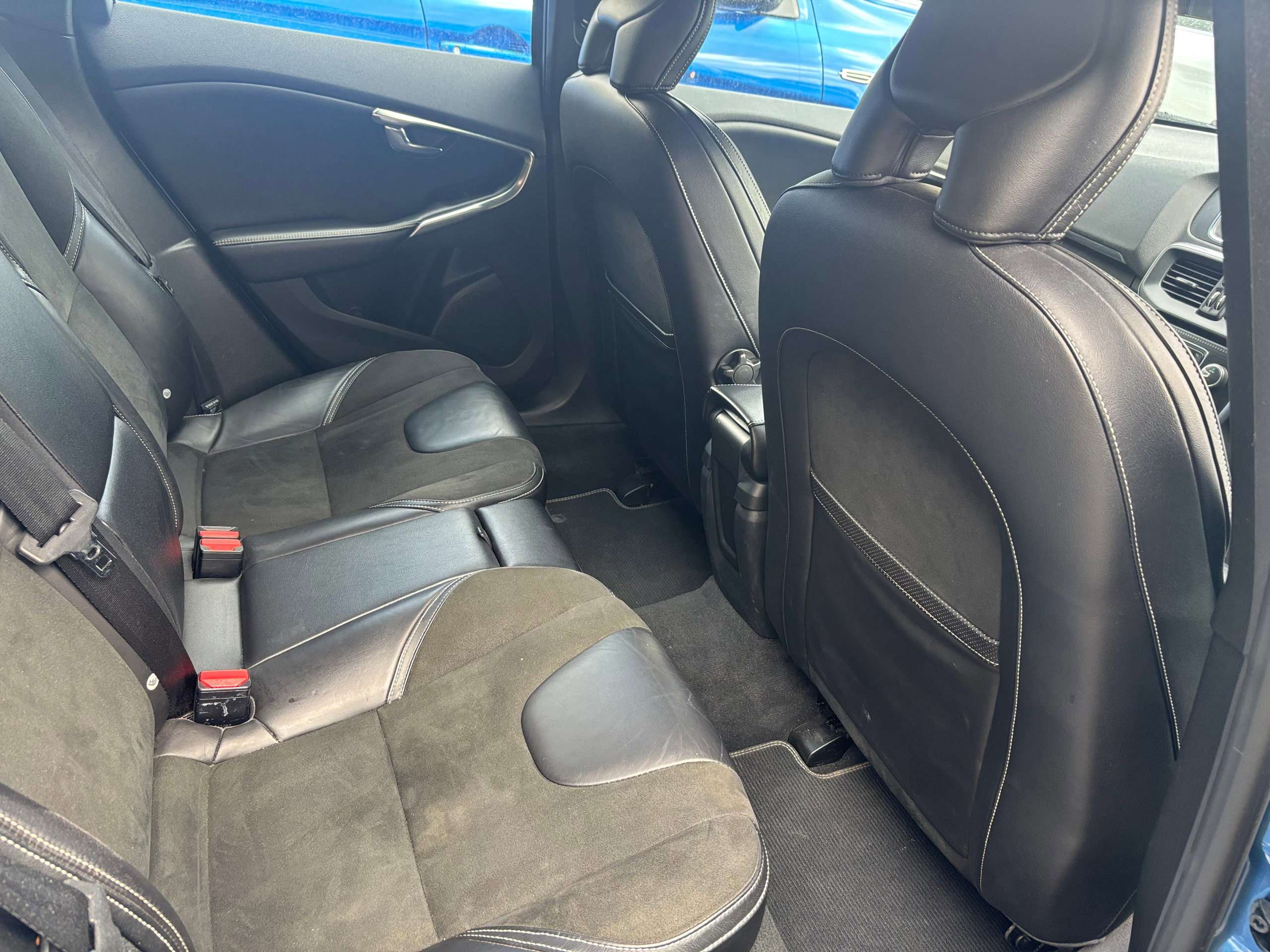 2017 VOLVO V40 2017 VOLVO V40