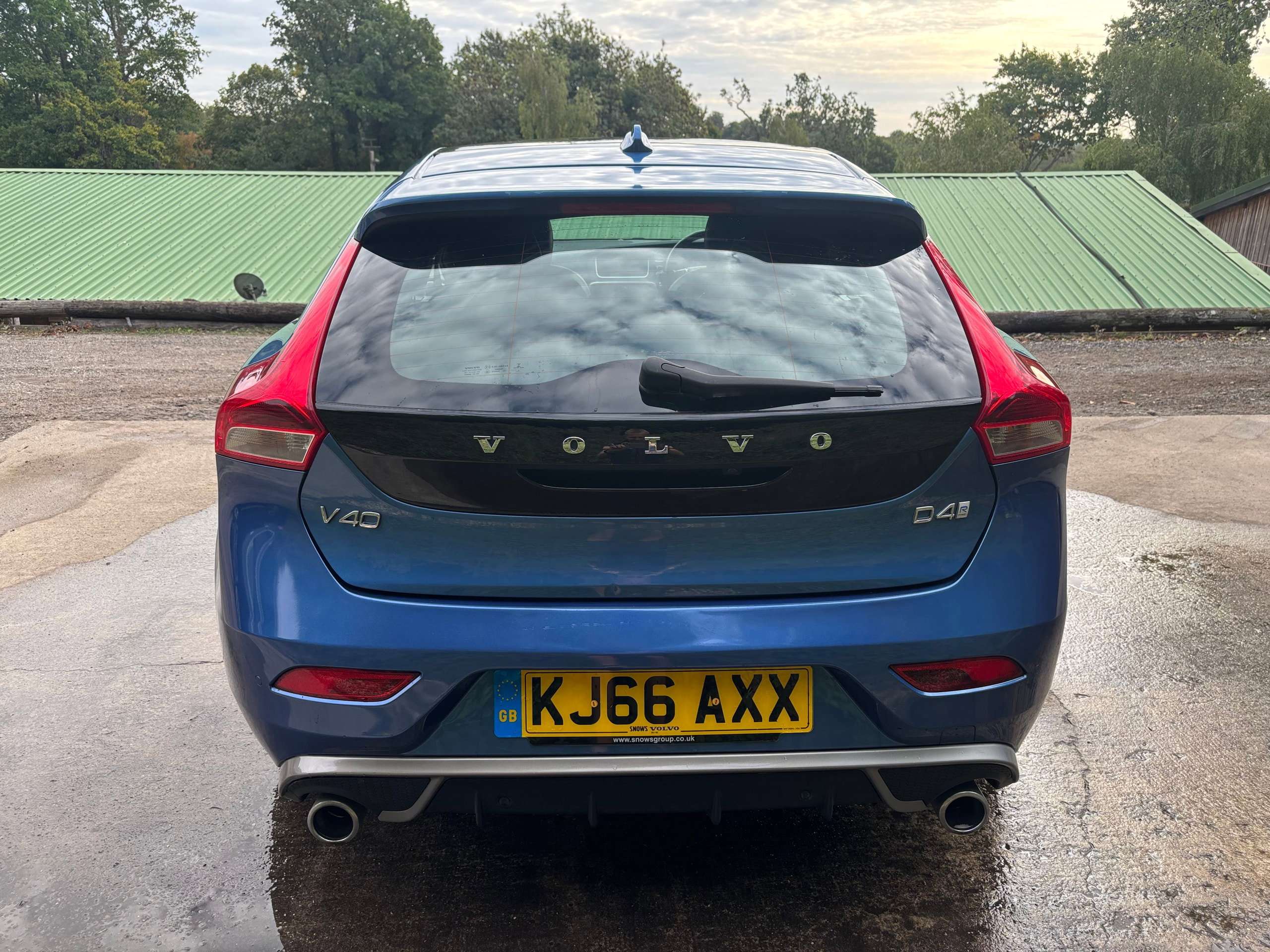 2017 VOLVO V40 2017 VOLVO V40