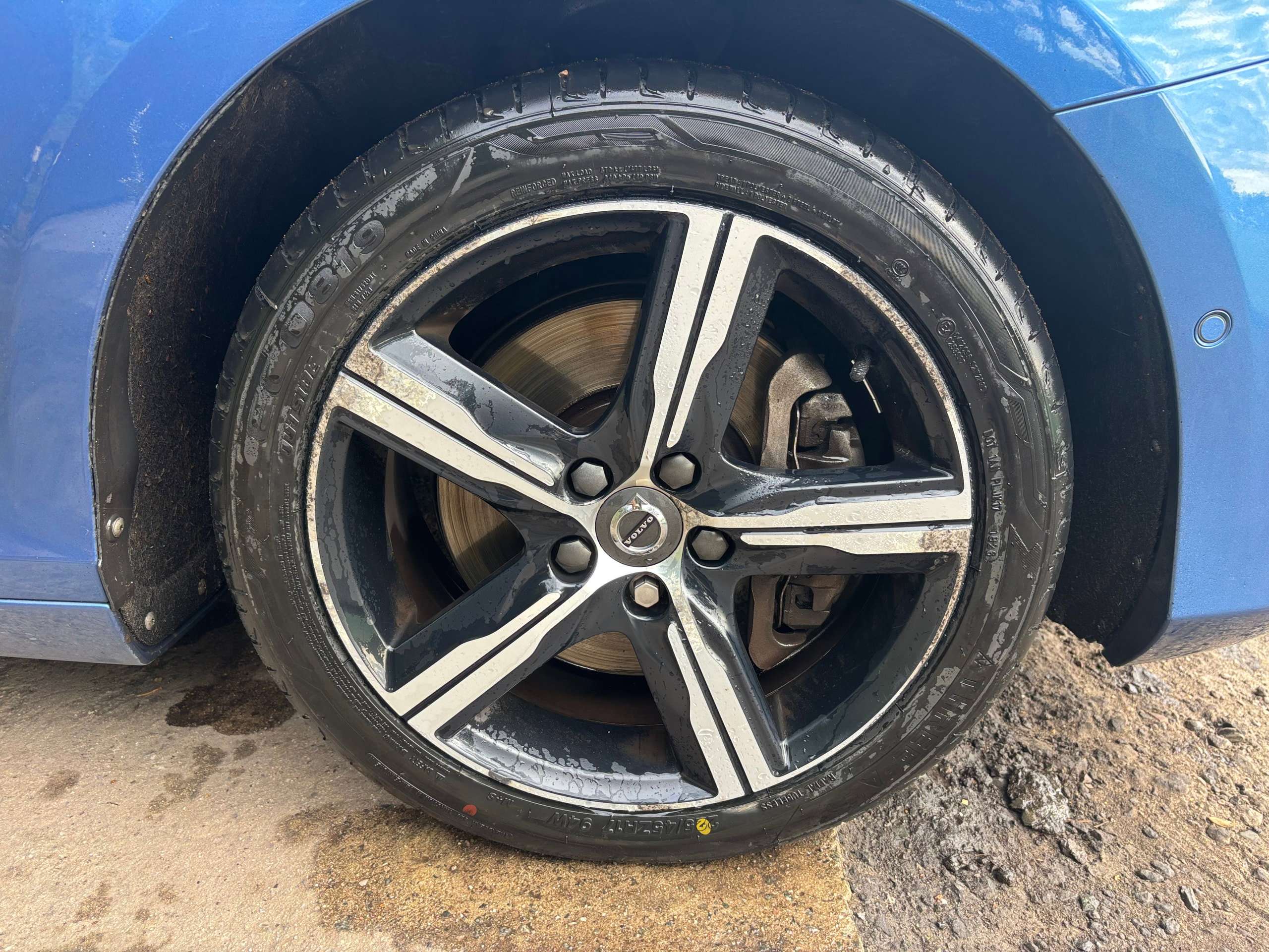 2017 VOLVO V40 2017 VOLVO V40