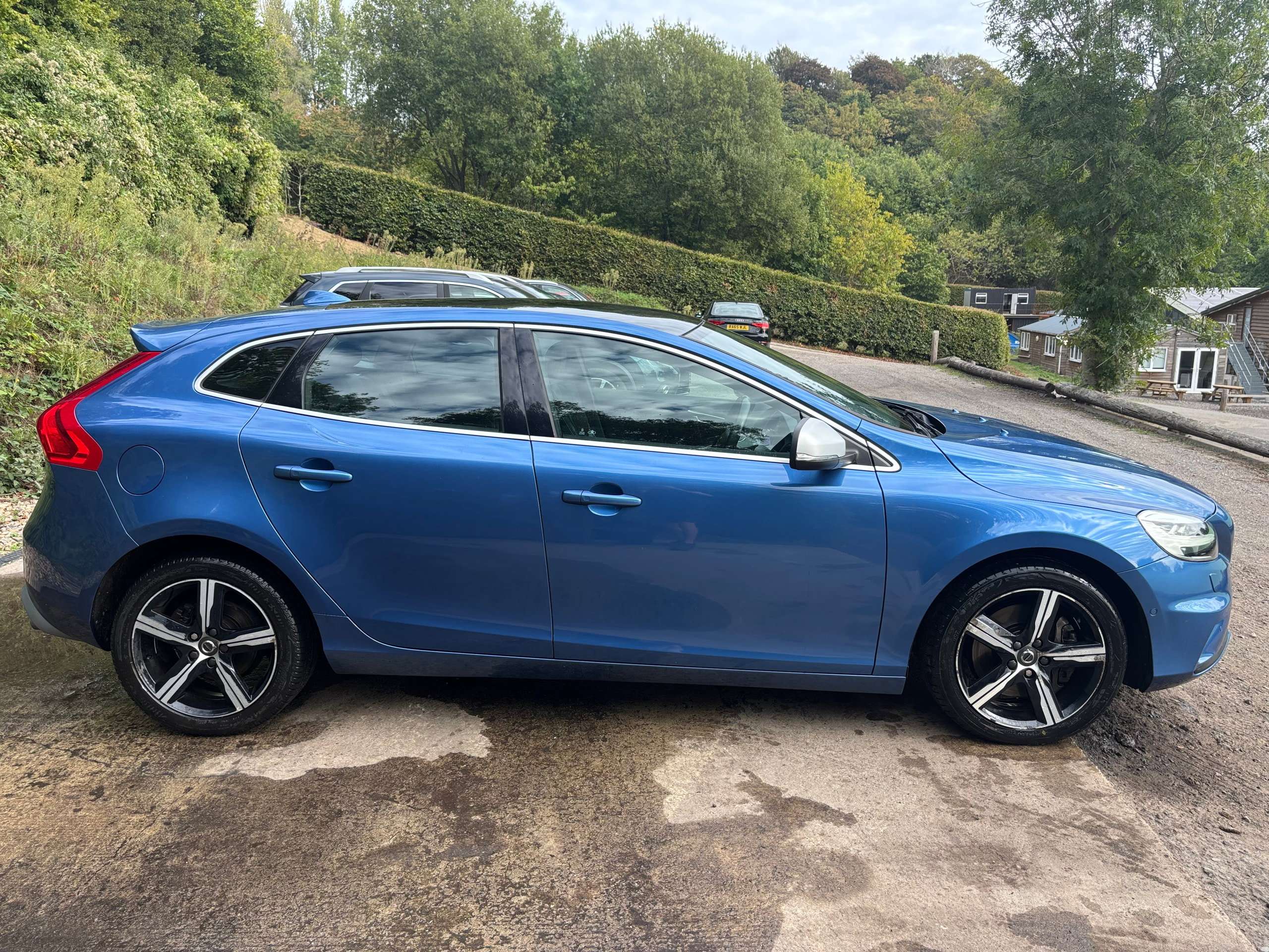 2017 VOLVO V40 2017 VOLVO V40