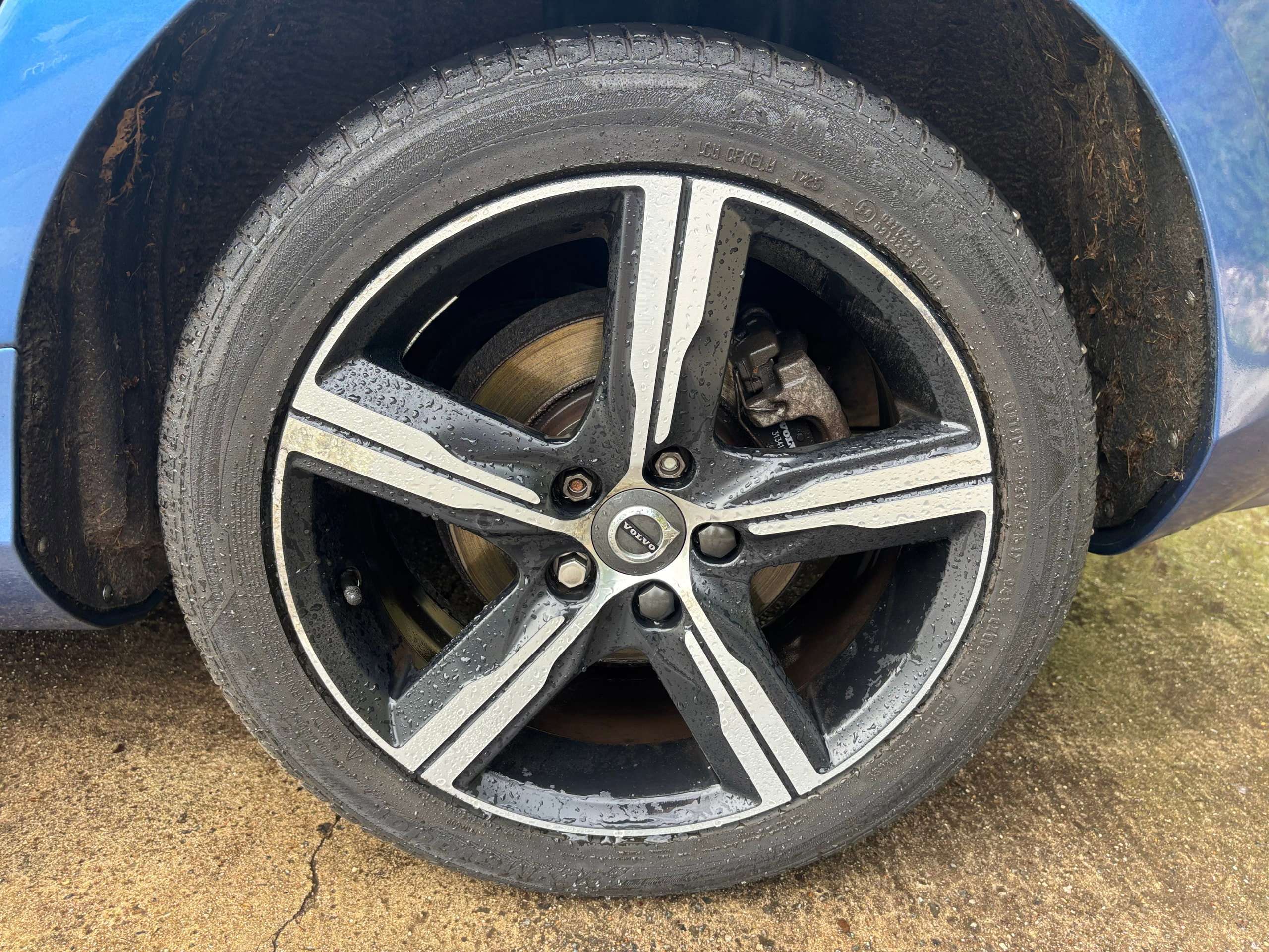 2017 VOLVO V40 2017 VOLVO V40
