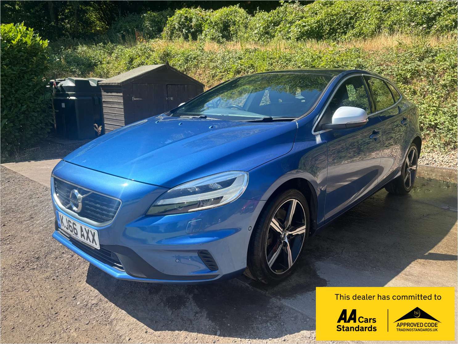 A 2017 VOLVO V40 2.0 D4 R-Design Hatchback 5dr Diesel Manual Euro 6 (s/s) (190 ps) A 2017 VOLVO V40 2.0 D4 R-Design Hatchback 5dr Diesel Manual Euro 6 (s/s) (190 ps)