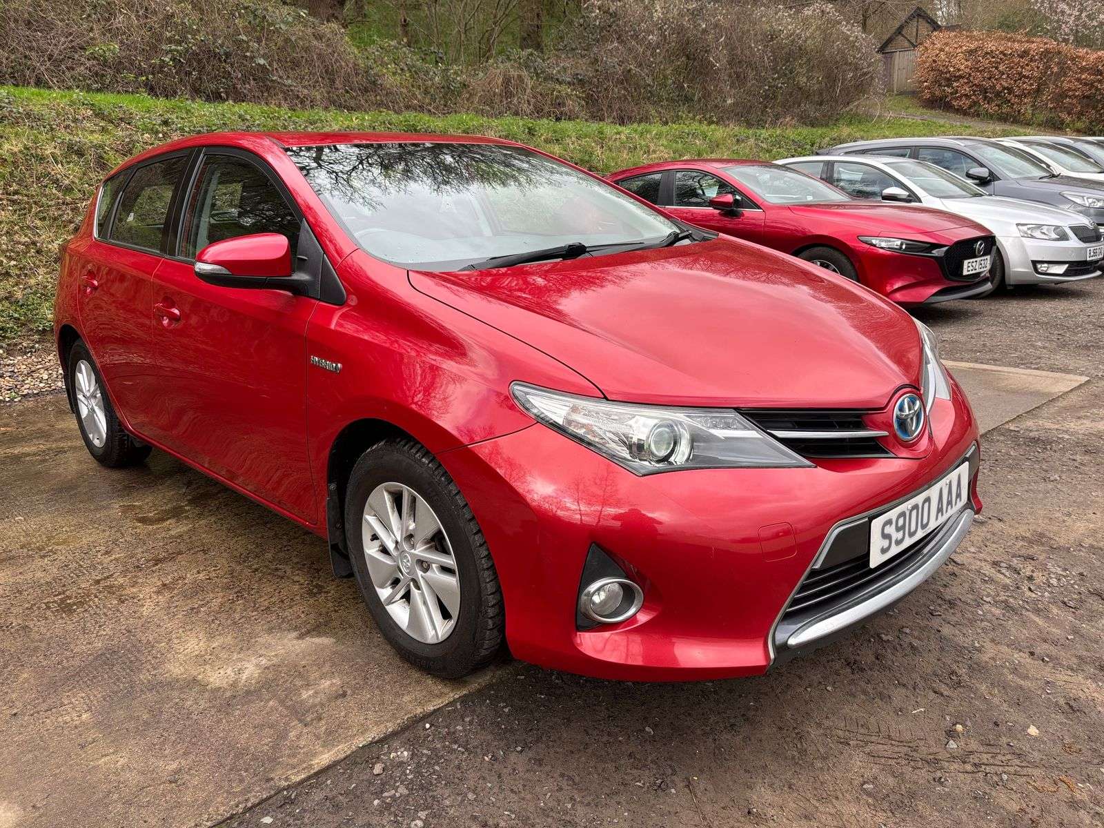 A 2013 TOYOTA AURIS 1.8 VVT-h Icon Hatchback 5dr Petrol Hybrid CVT Euro 5 (s/s) (136 ps) A 2013 TOYOTA AURIS 1.8 VVT-h Icon Hatchback 5dr Petrol Hybrid CVT Euro 5 (s/s) (136 ps)