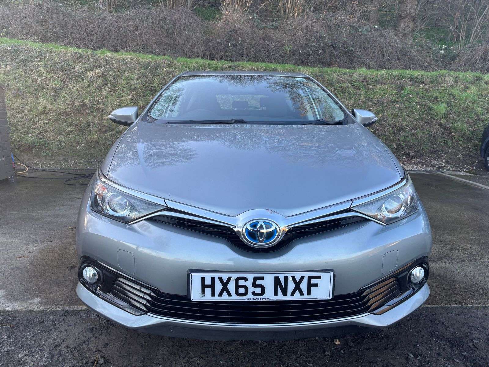 A 2015 TOYOTA AURIS 1.8 VVT-h Business Edition Hatchback 5dr Petrol Hybrid CVT Euro 6 (s/s) (136 ps) A 2015 TOYOTA AURIS 1.8 VVT-h Business Edition Hatchback 5dr Petrol Hybrid CVT Euro 6 (s/s) (136 ps)