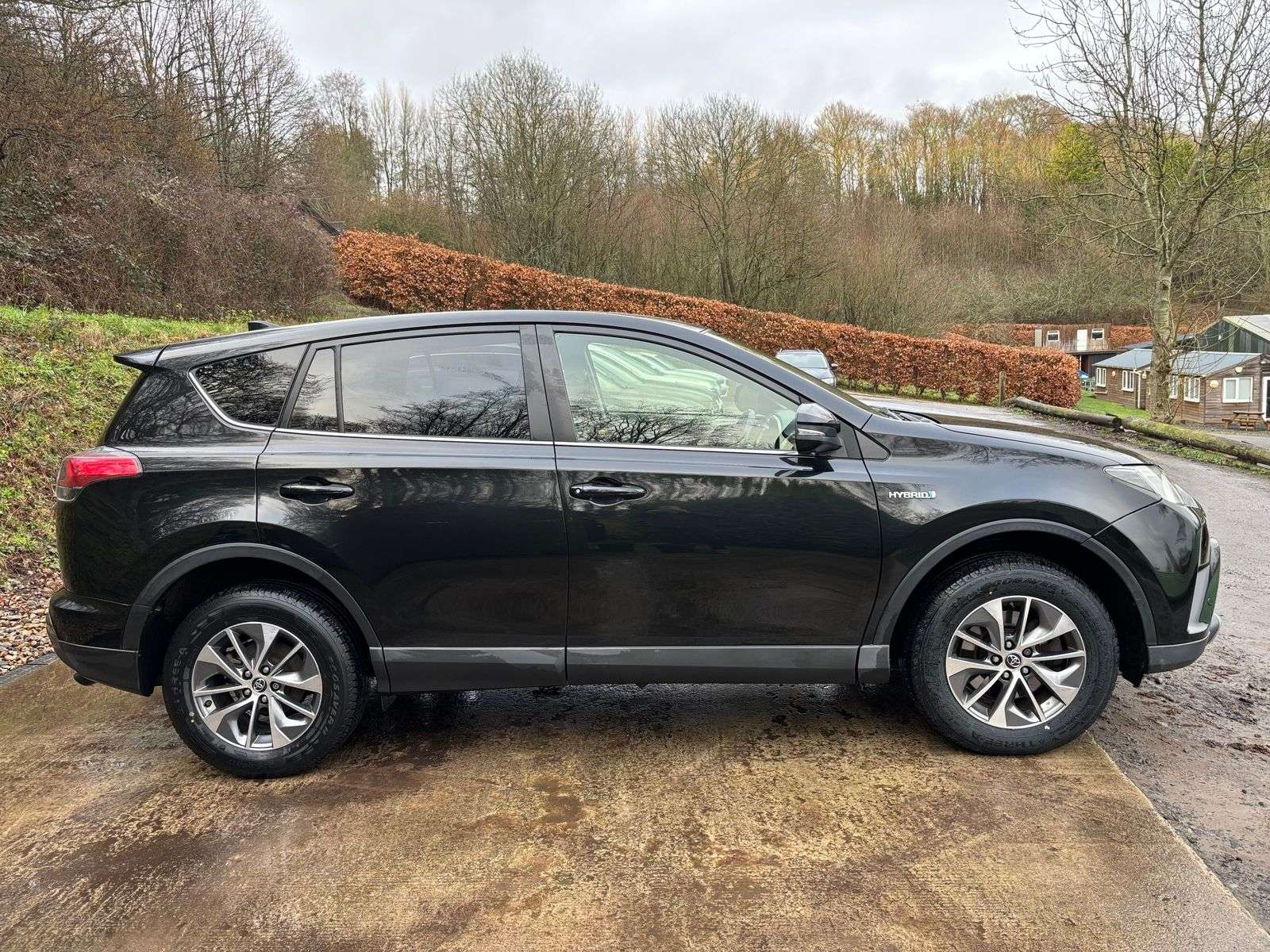 A 2018 TOYOTA RAV4 2.5 VVT-h Icon SUV 5dr Petrol Hybrid CVT Euro 6 (s/s) (197 ps) A 2018 TOYOTA RAV4 2.5 VVT-h Icon SUV 5dr Petrol Hybrid CVT Euro 6 (s/s) (197 ps)