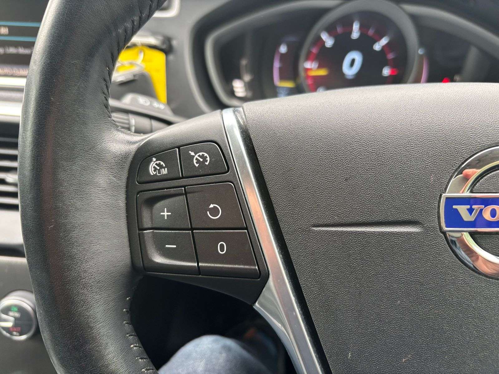 2012 VOLVO V40 2012 VOLVO V40
