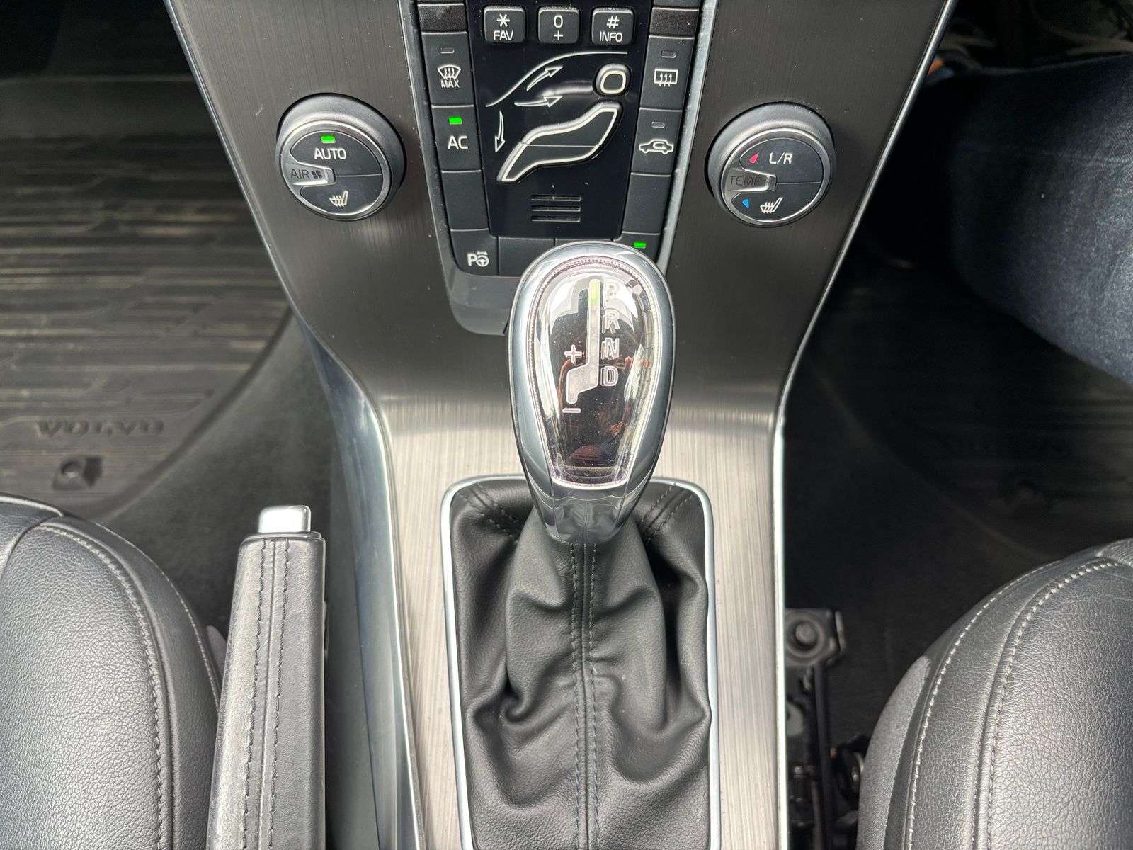 2012 VOLVO V40 2012 VOLVO V40