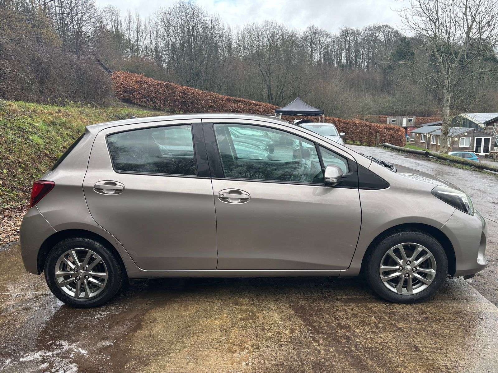 A 2015 TOYOTA YARIS 1.33 Dual VVT-i Icon Hatchback 5dr Petrol Manual Euro 5 Euro 5 (99 ps) A 2015 TOYOTA YARIS 1.33 Dual VVT-i Icon Hatchback 5dr Petrol Manual Euro 5 Euro 5 (99 ps)