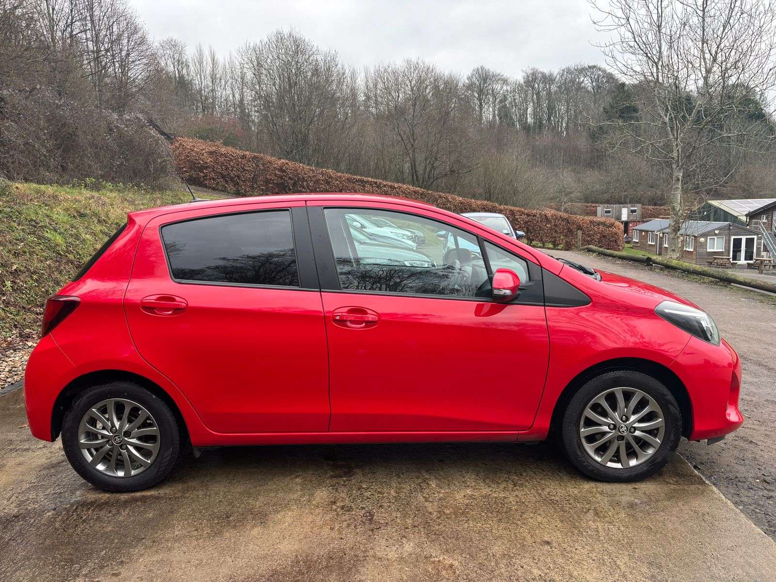 A 2016 TOYOTA YARIS 1.33 Dual VVT-i Icon Hatchback 5dr Petrol Manual Euro 6 (99 ps) A 2016 TOYOTA YARIS 1.33 Dual VVT-i Icon Hatchback 5dr Petrol Manual Euro 6 (99 ps)