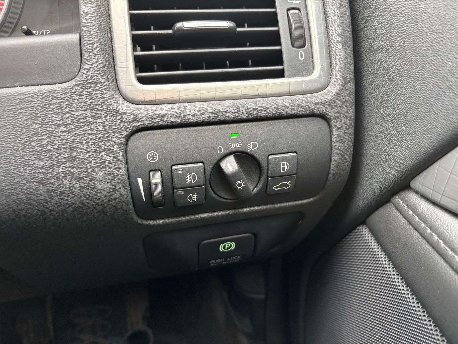 2011 VOLVO XC70 2011 VOLVO XC70