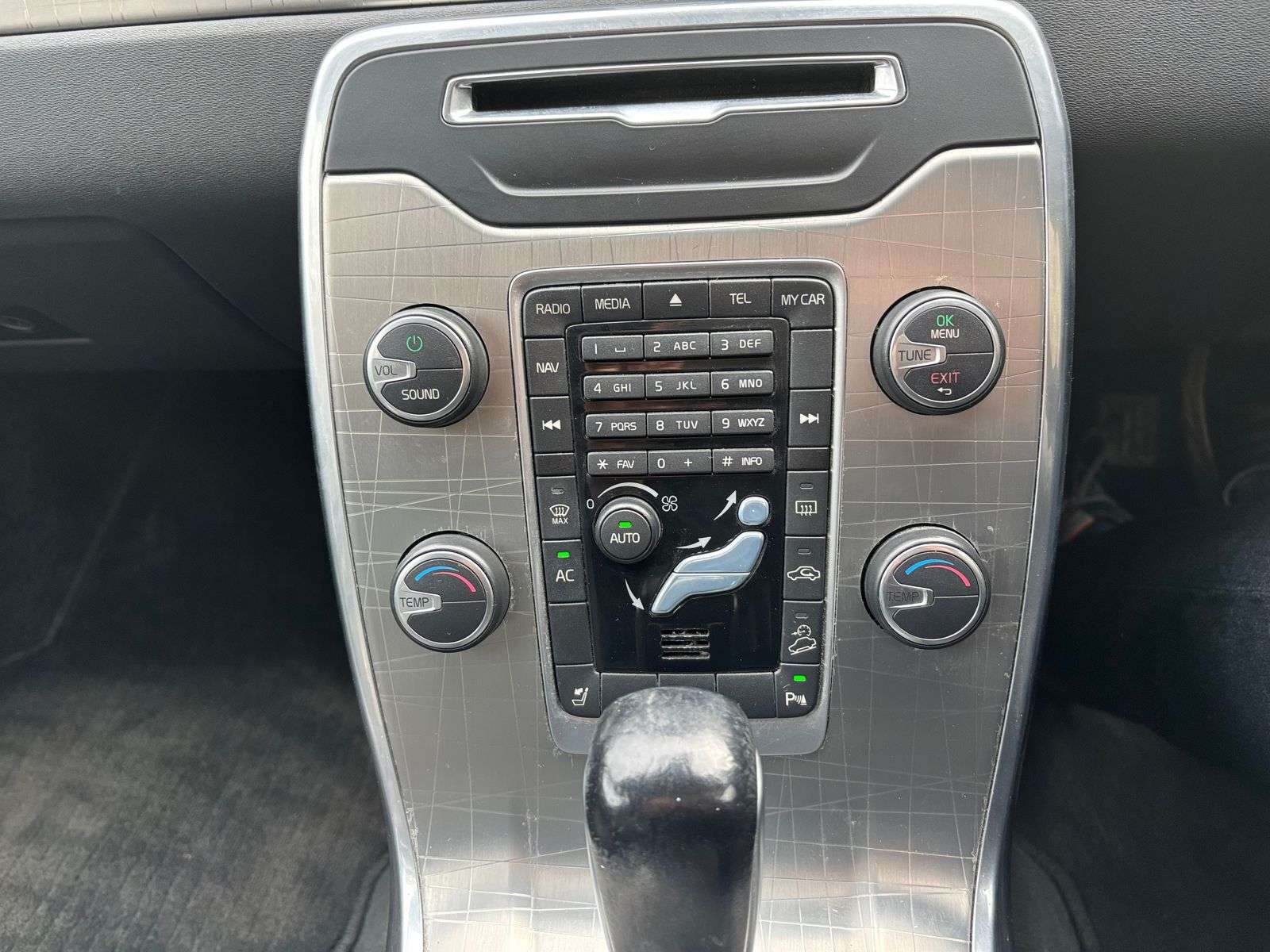 2011 VOLVO XC70 2011 VOLVO XC70