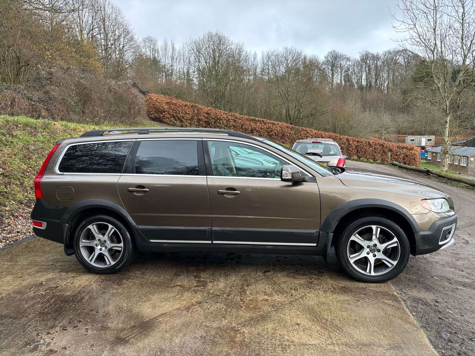 A 2011 VOLVO XC70 2.4 D5 SE Lux Estate 5dr Diesel Geartronic AWD Euro 5 (215 ps) A 2011 VOLVO XC70 2.4 D5 SE Lux Estate 5dr Diesel Geartronic AWD Euro 5 (215 ps)
