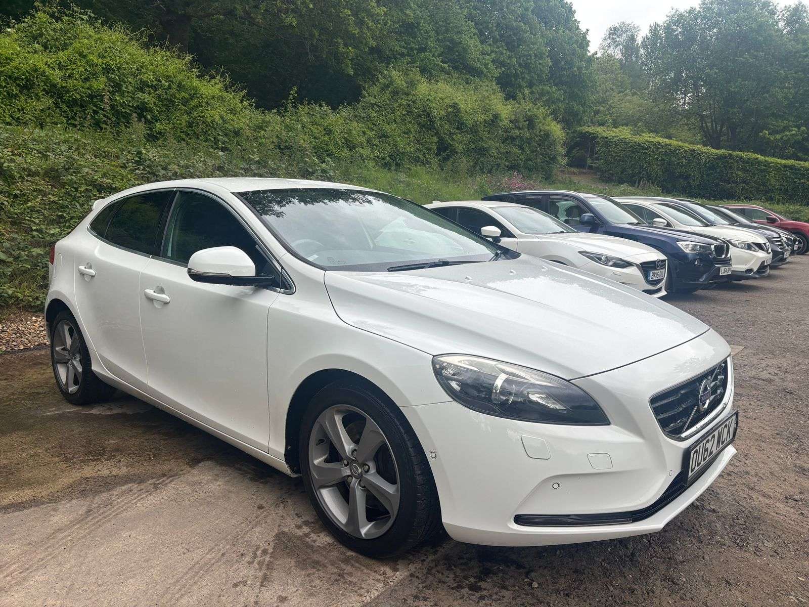 A 2012 VOLVO V40 2.0 D4 SE Lux Nav Hatchback 5dr Diesel Geartronic Euro 5 (s/s) (177 ps) A 2012 VOLVO V40 2.0 D4 SE Lux Nav Hatchback 5dr Diesel Geartronic Euro 5 (s/s) (177 ps)