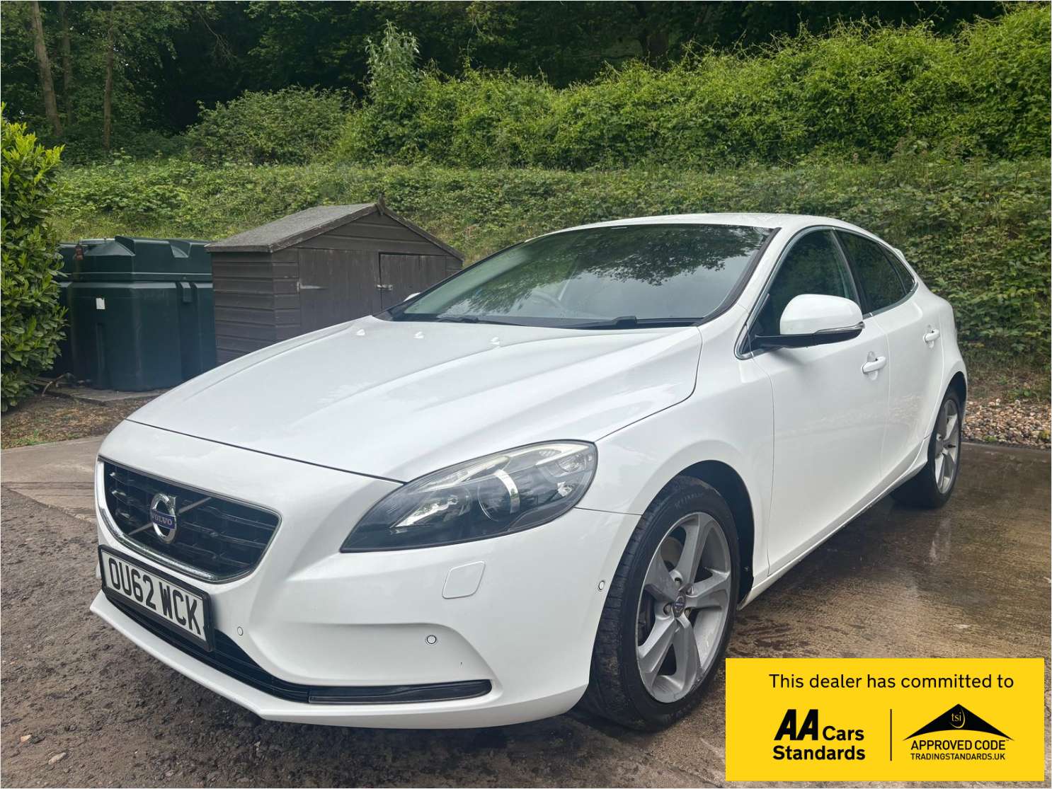 A 2012 VOLVO V40 2.0 D4 SE Lux Nav Hatchback 5dr Diesel Geartronic Euro 5 (s/s) (177 ps) A 2012 VOLVO V40 2.0 D4 SE Lux Nav Hatchback 5dr Diesel Geartronic Euro 5 (s/s) (177 ps)