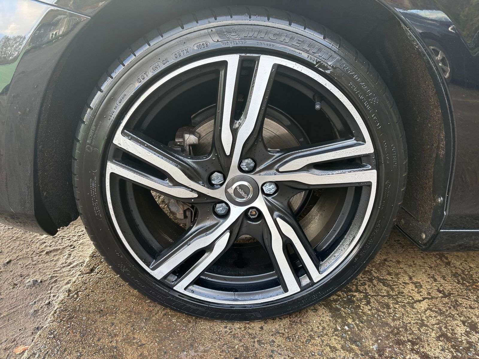 2019 VOLVO V40 2019 VOLVO V40