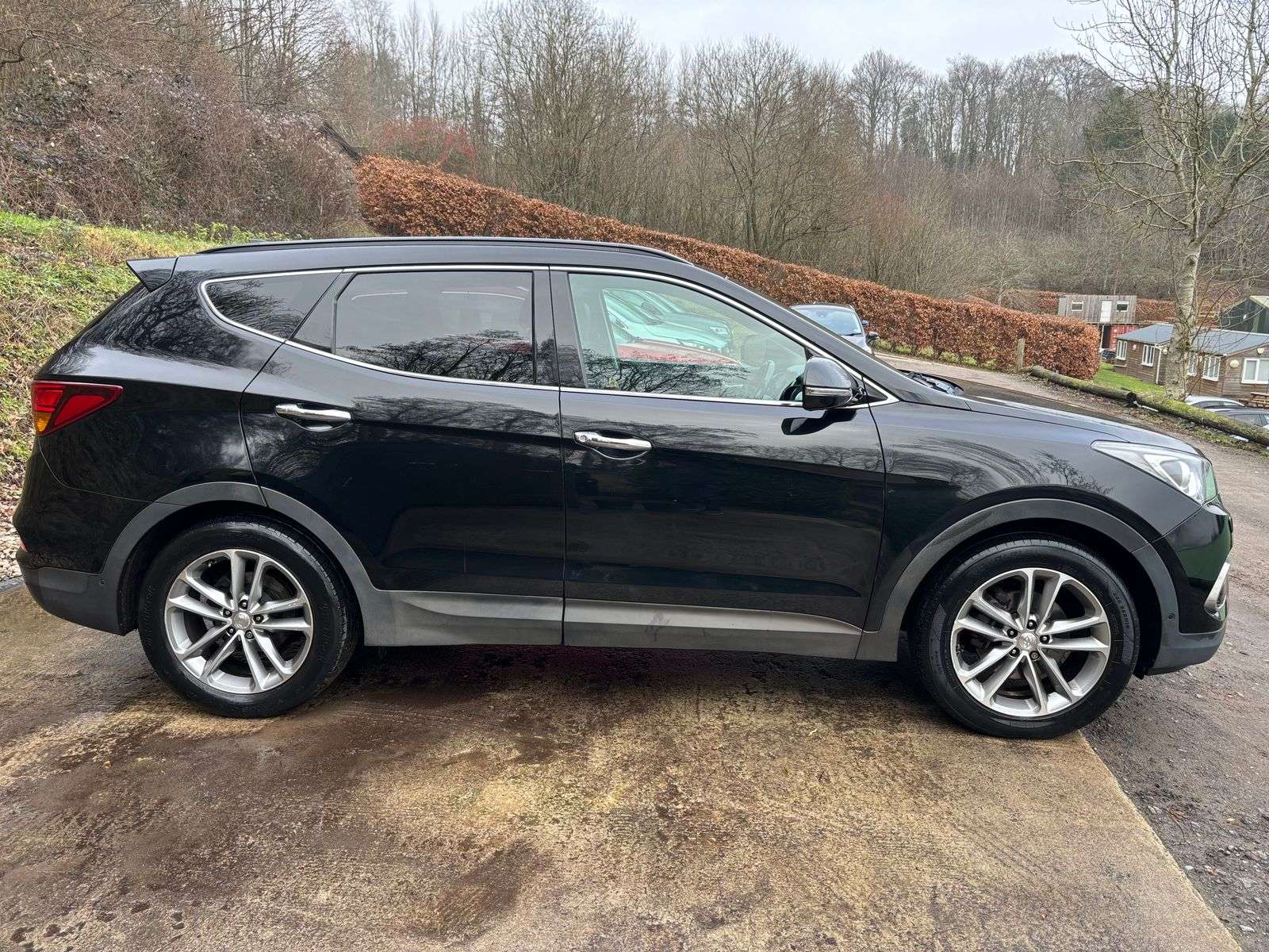 A 2016 HYUNDAI SANTA FE 2.2 CRDi Blue Drive Premium SE SUV 5dr Diesel Auto 4WD Euro 6 (s/s) (7 Seat) (200 ps) A 2016 HYUNDAI SANTA FE 2.2 CRDi Blue Drive Premium SE SUV 5dr Diesel Auto 4WD Euro 6 (s/s) (7 Seat) (200 ps)