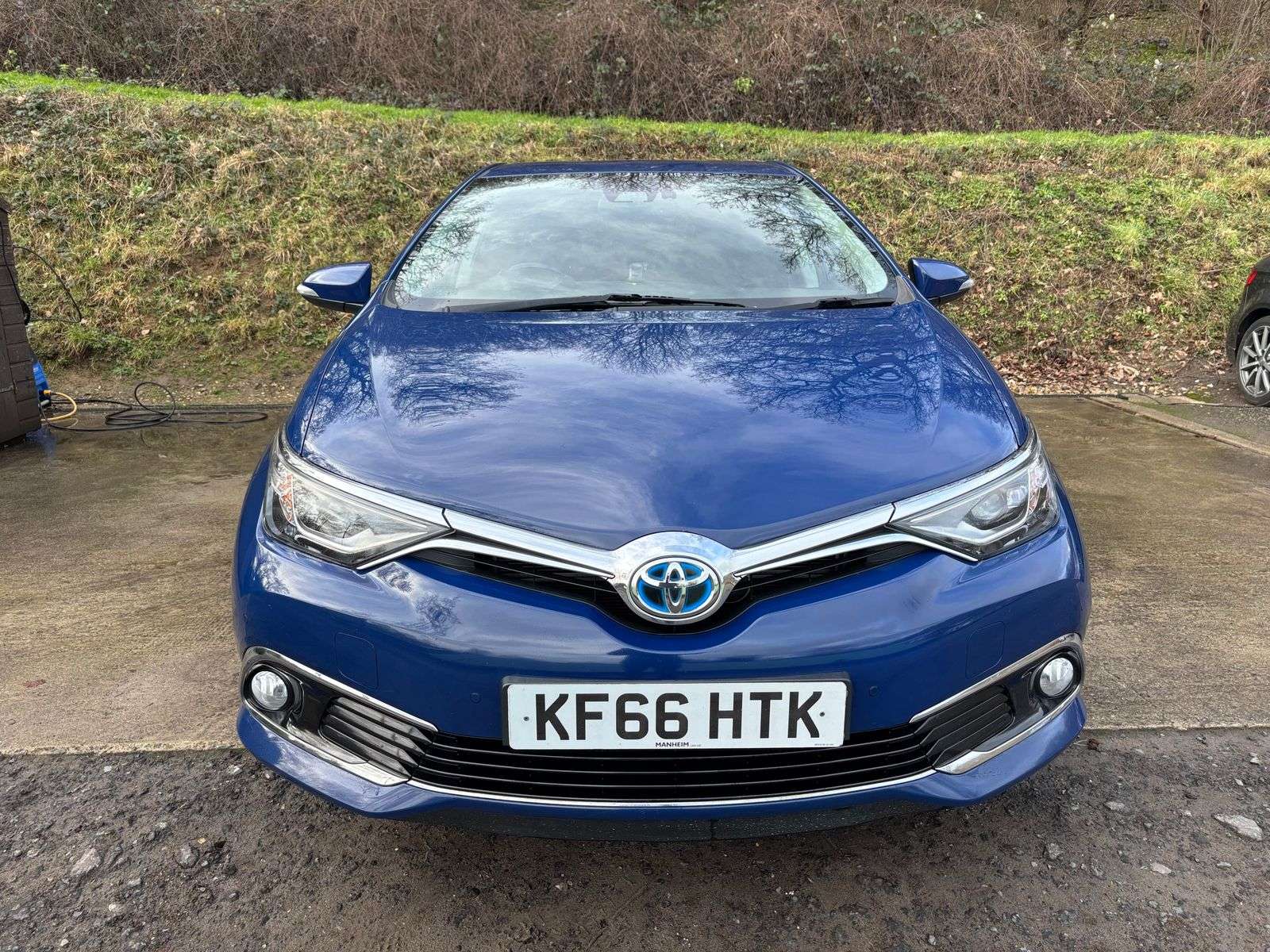 A 2017 TOYOTA AURIS 1.8 VVT-h Excel Hatchback 5dr Petrol Hybrid CVT Euro 6 (s/s) (Safety Sense) (136 ps) A 2017 TOYOTA AURIS 1.8 VVT-h Excel Hatchback 5dr Petrol Hybrid CVT Euro 6 (s/s) (Safety Sense) (136 ps)