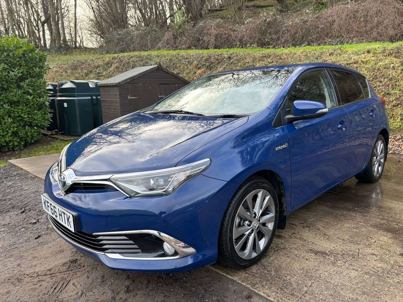 A 2017 TOYOTA AURIS 1.8 VVT-h Excel Hatchback 5dr Petrol Hybrid CVT Euro 6 (s/s) (Safety Sense) (136 ps) A 2017 TOYOTA AURIS 1.8 VVT-h Excel Hatchback 5dr Petrol Hybrid CVT Euro 6 (s/s) (Safety Sense) (136 ps)