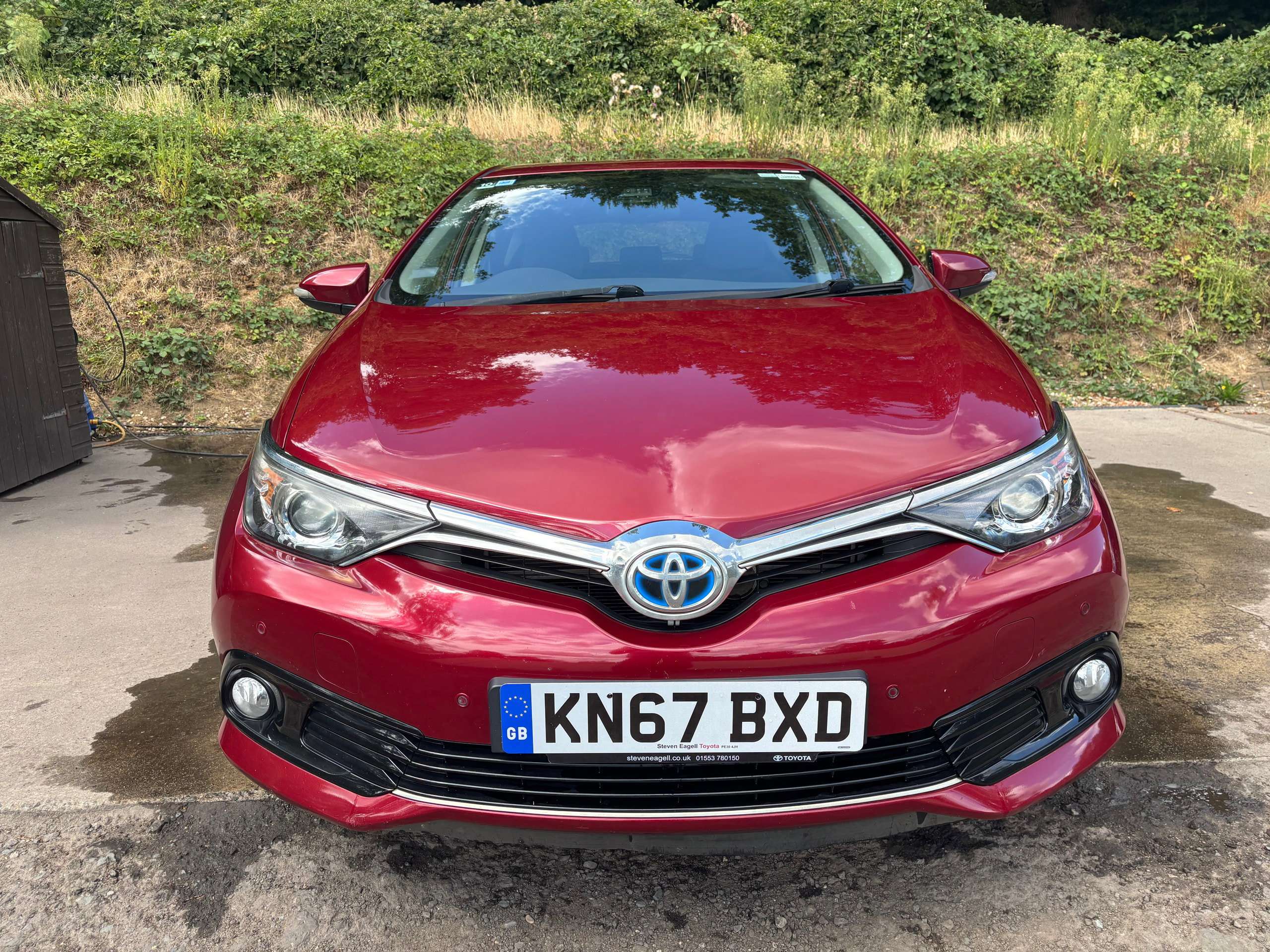 A 2017 TOYOTA AURIS 1.8 VVT-h Design Hatchback 5dr Petrol Hybrid CVT Euro 6 (s/s) (Safety Sense) (136 ps) A 2017 TOYOTA AURIS 1.8 VVT-h Design Hatchback 5dr Petrol Hybrid CVT Euro 6 (s/s) (Safety Sense) (136 ps)