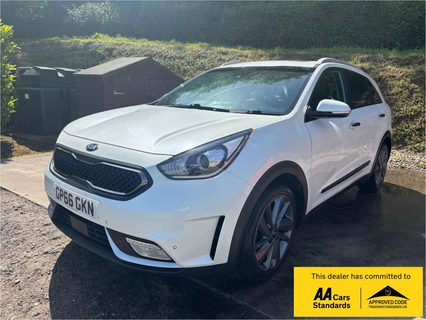 A 2016 KIA NIRO 1.6h GDi First Edition SUV 5dr Petrol Hybrid DCT Euro 6 (s/s) (139 bhp) A 2016 KIA NIRO 1.6h GDi First Edition SUV 5dr Petrol Hybrid DCT Euro 6 (s/s) (139 bhp)