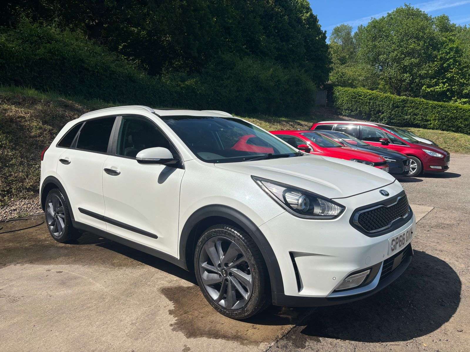 A 2016 KIA NIRO 1.6h GDi First Edition SUV 5dr Petrol Hybrid DCT Euro 6 (s/s) (139 bhp) A 2016 KIA NIRO 1.6h GDi First Edition SUV 5dr Petrol Hybrid DCT Euro 6 (s/s) (139 bhp)