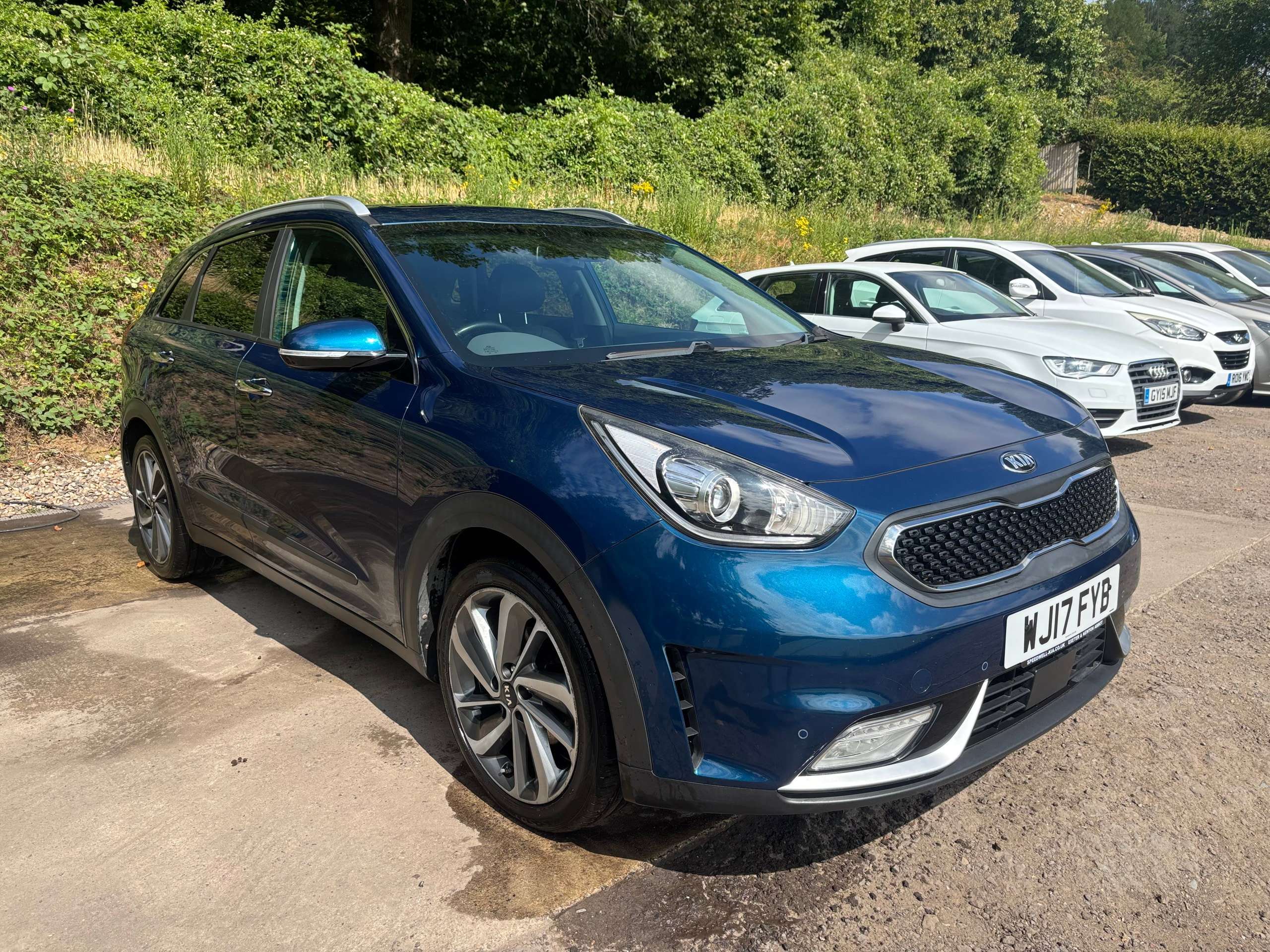 A 2017 KIA NIRO 1.6h GDi First Edition SUV 5dr Petrol Hybrid DCT Euro 6 (s/s) (139 bhp) A 2017 KIA NIRO 1.6h GDi First Edition SUV 5dr Petrol Hybrid DCT Euro 6 (s/s) (139 bhp)