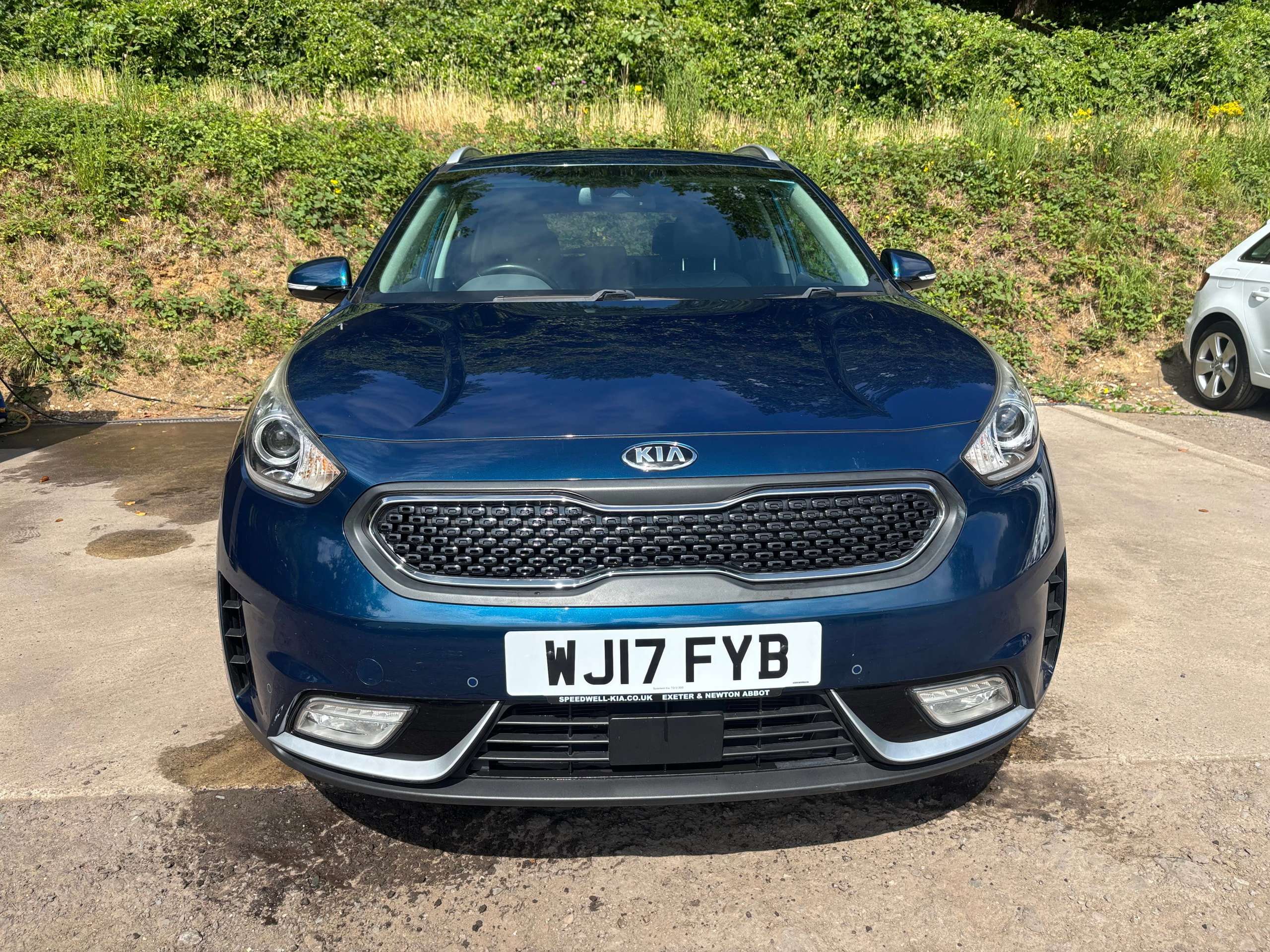 A 2017 KIA NIRO 1.6h GDi First Edition SUV 5dr Petrol Hybrid DCT Euro 6 (s/s) (139 bhp) A 2017 KIA NIRO 1.6h GDi First Edition SUV 5dr Petrol Hybrid DCT Euro 6 (s/s) (139 bhp)