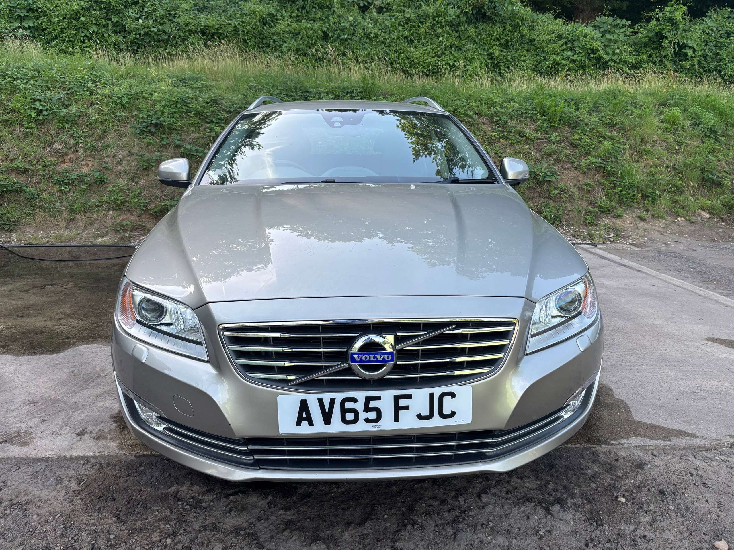 A 2015 VOLVO V70 D4 SE LUX A 2015 VOLVO V70 D4 SE LUX
