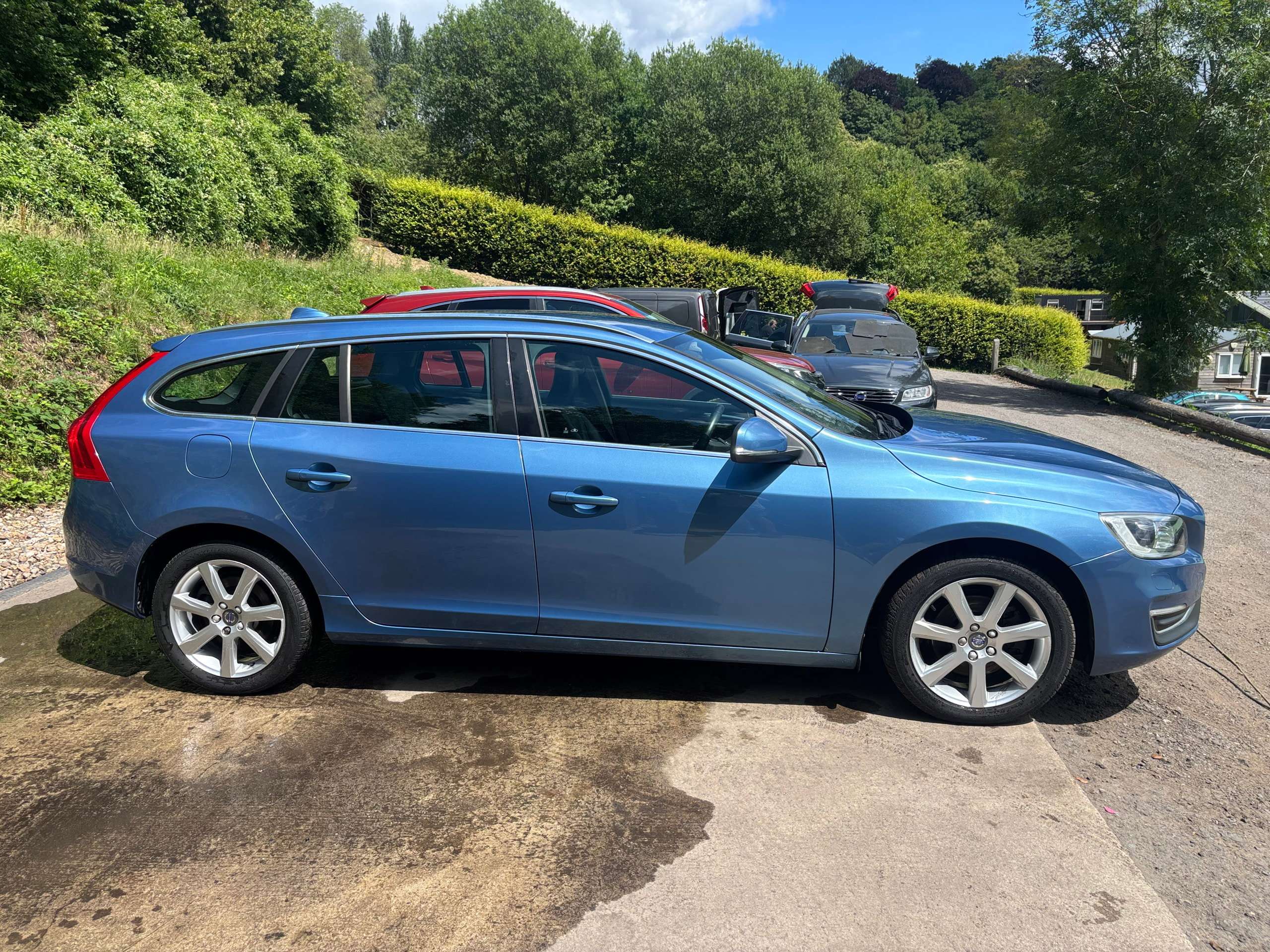 A 2016 VOLVO V60 2.0 D4 SE Lux Nav Estate 5dr Diesel Auto Euro 6 (s/s) (190 ps) A 2016 VOLVO V60 2.0 D4 SE Lux Nav Estate 5dr Diesel Auto Euro 6 (s/s) (190 ps)
