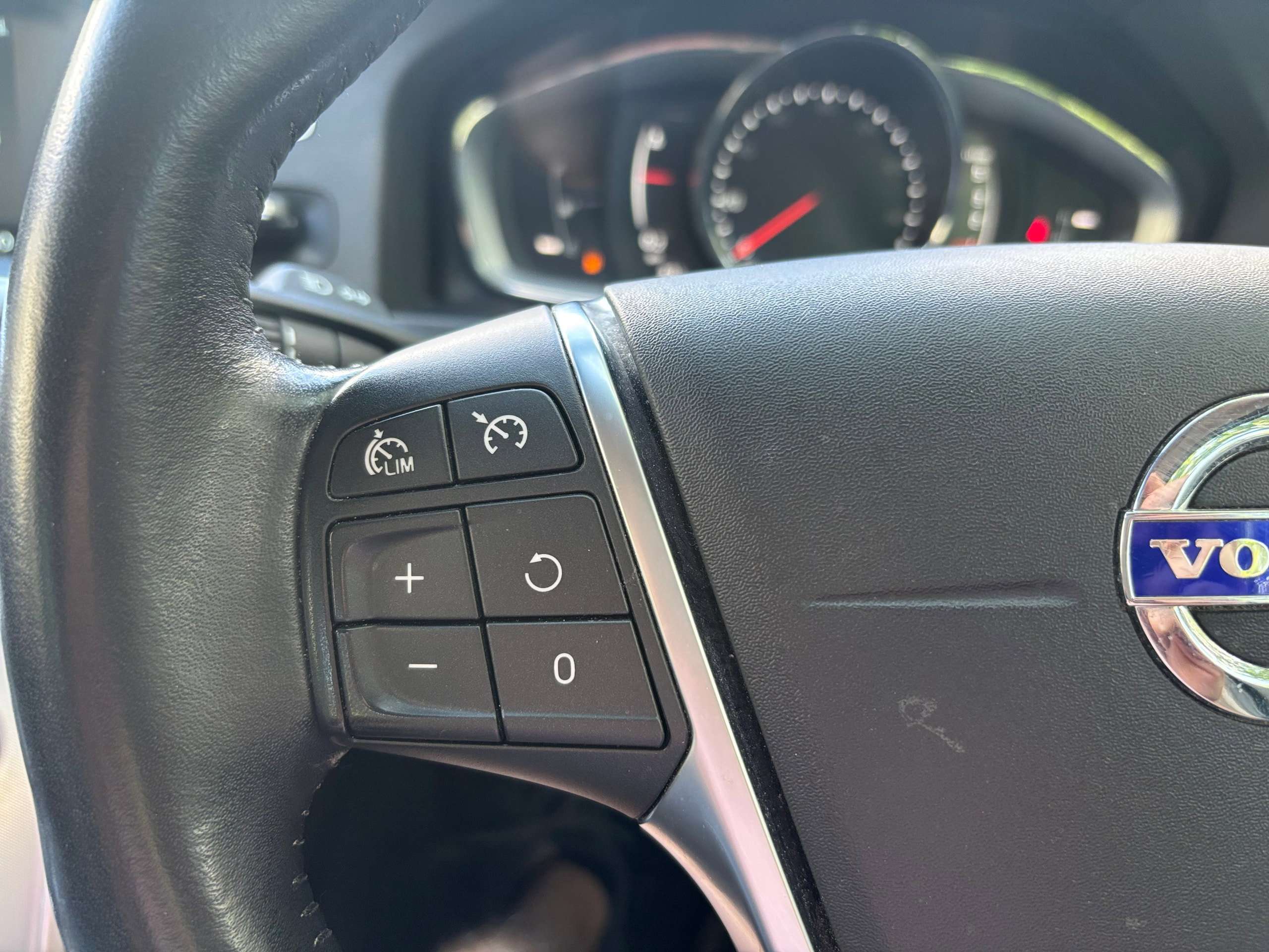 2016 VOLVO V60 2016 VOLVO V60