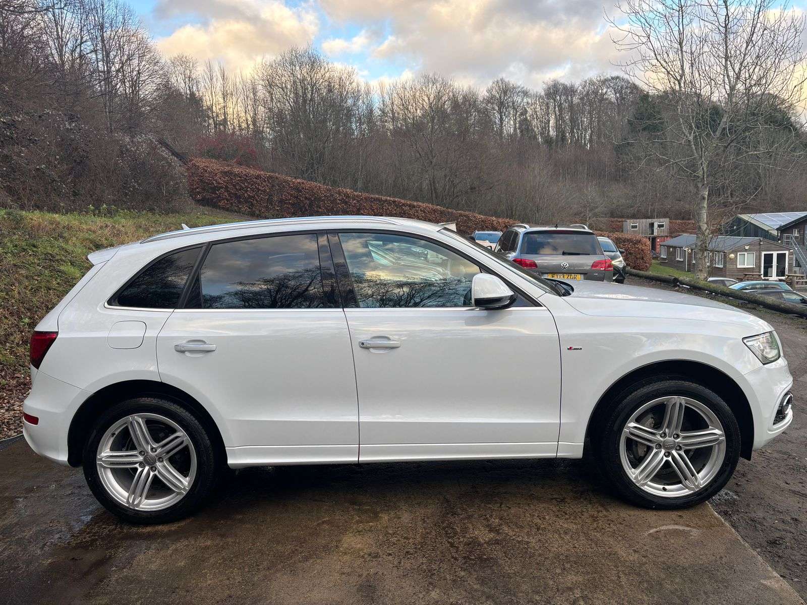 A 2015 AUDI Q5 2.0 TFSI S line Plus SUV 5dr Petrol Tiptronic quattro Euro 6 (s/s) (230 ps) A 2015 AUDI Q5 2.0 TFSI S line Plus SUV 5dr Petrol Tiptronic quattro Euro 6 (s/s) (230 ps)
