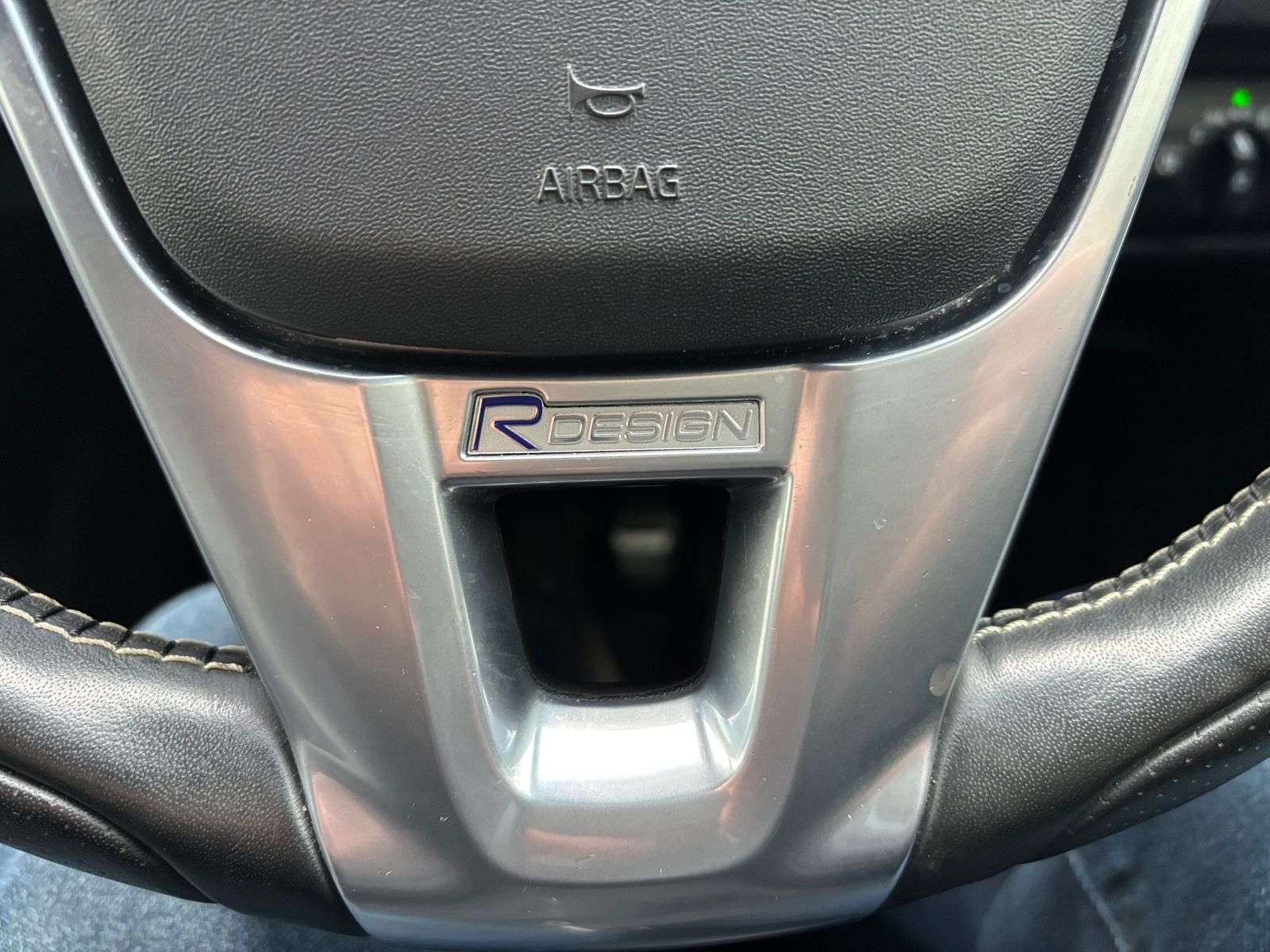 2019 VOLVO V40 2019 VOLVO V40