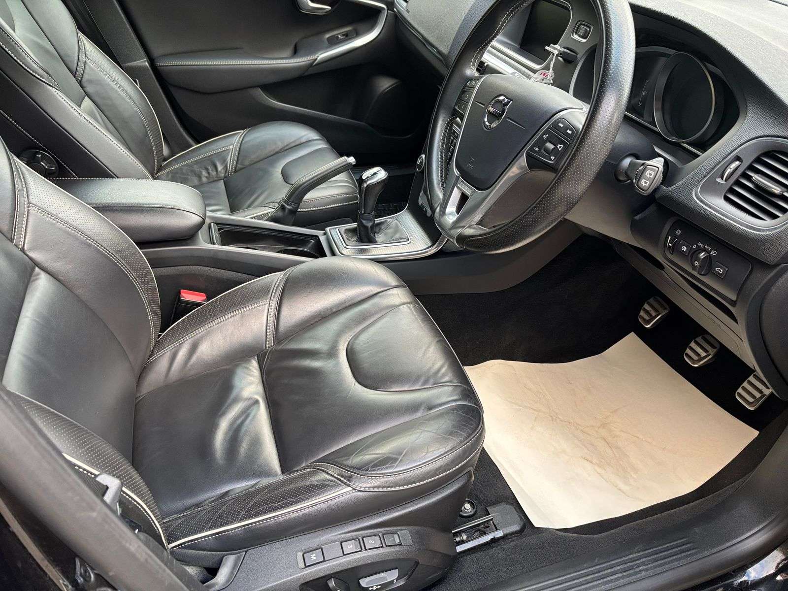 2019 VOLVO V40 2019 VOLVO V40