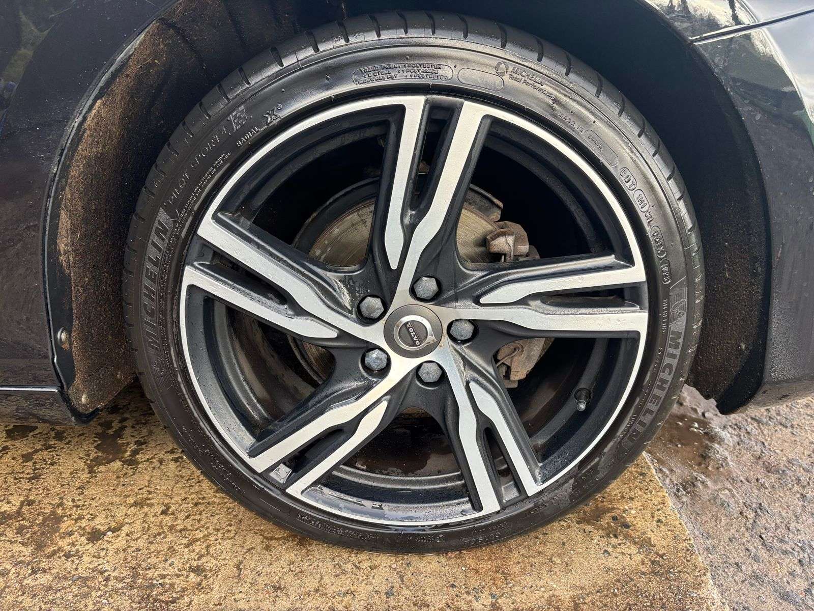 2019 VOLVO V40 2019 VOLVO V40