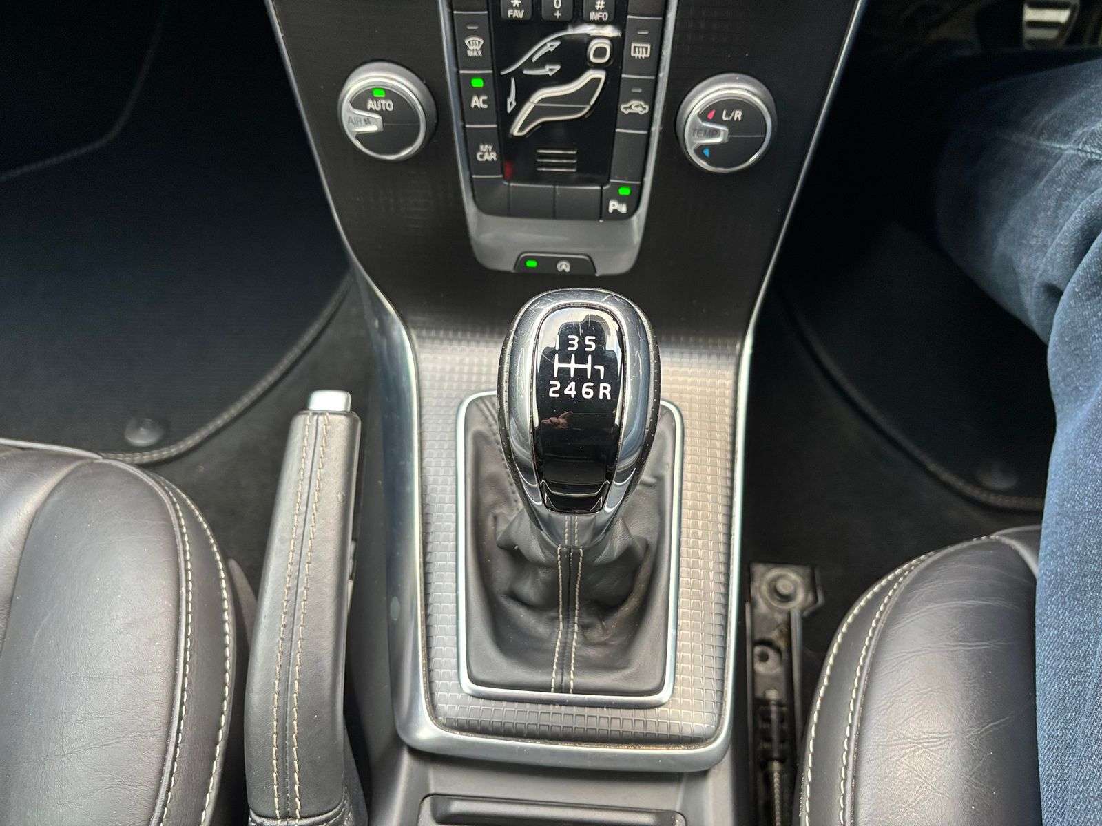 2019 VOLVO V40 2019 VOLVO V40