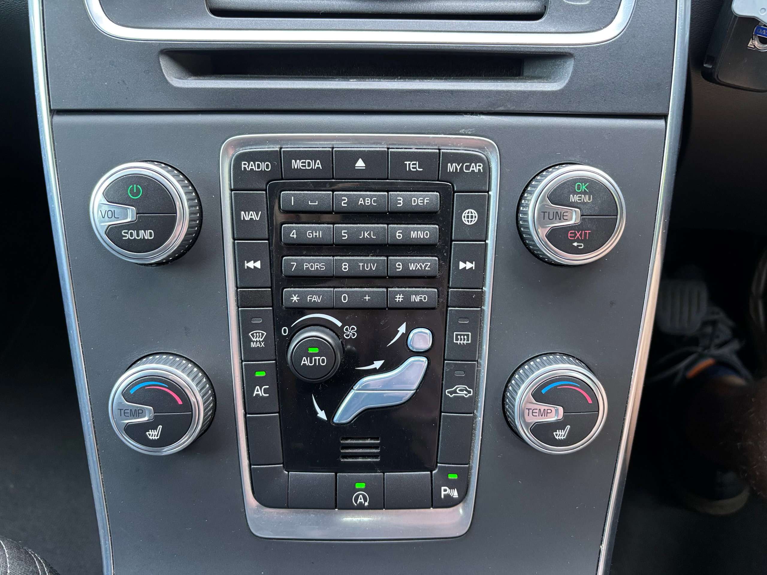 2015 VOLVO V60 2015 VOLVO V60