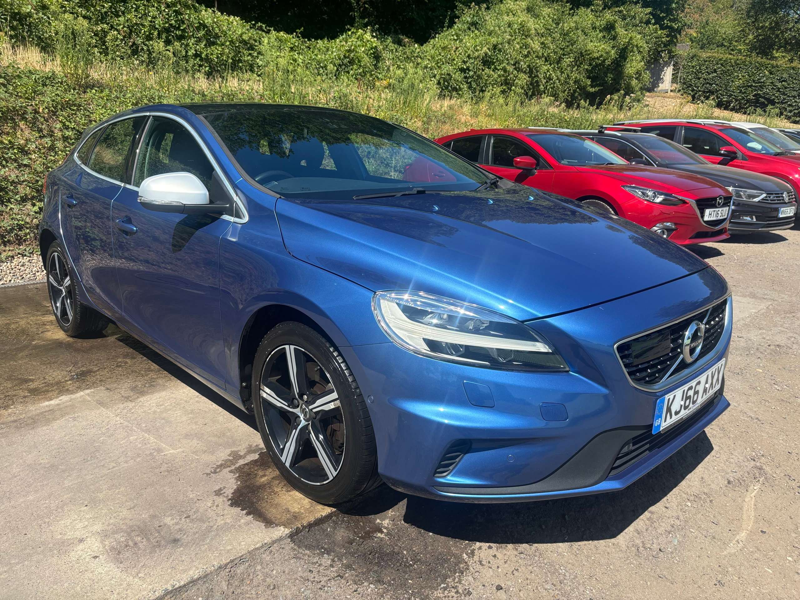 A 2017 VOLVO V40 2.0 D4 R-Design Hatchback 5dr Diesel Manual Euro 6 (s/s) (190 ps) A 2017 VOLVO V40 2.0 D4 R-Design Hatchback 5dr Diesel Manual Euro 6 (s/s) (190 ps)
