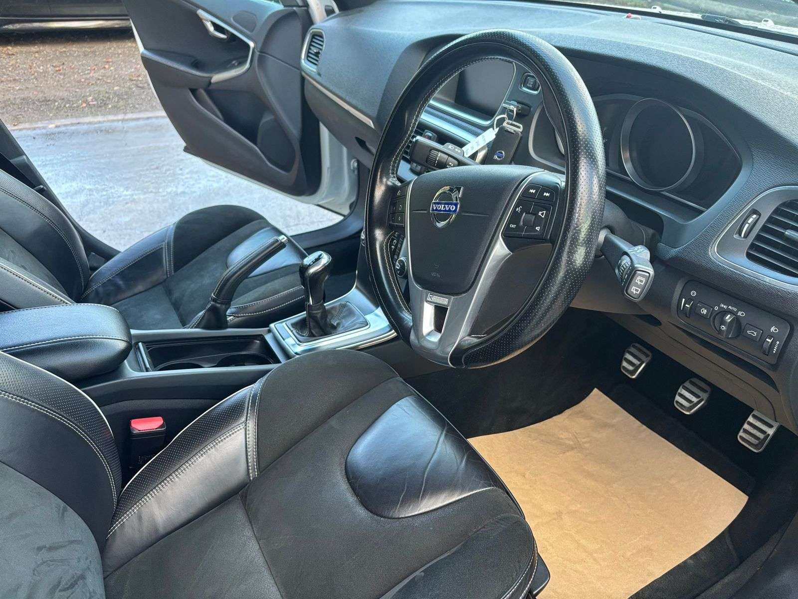 2015 VOLVO V40 2015 VOLVO V40