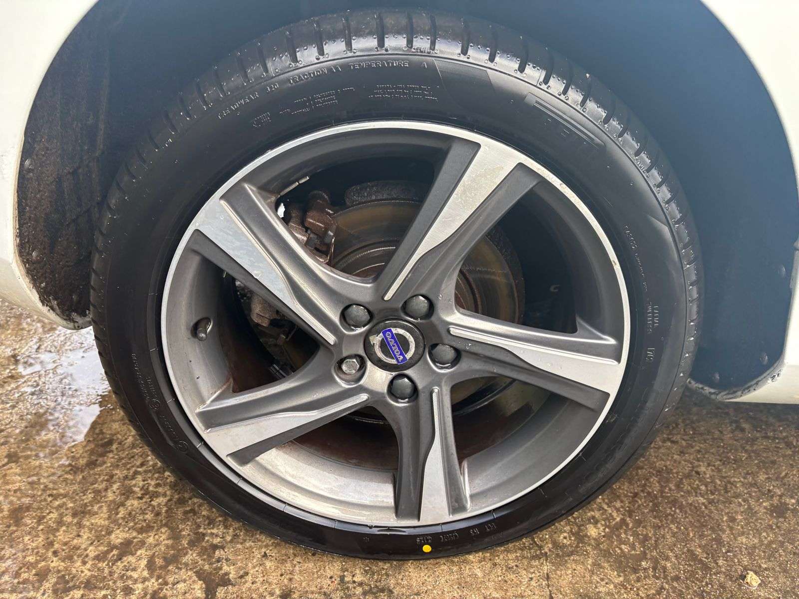 2015 VOLVO V40 2015 VOLVO V40