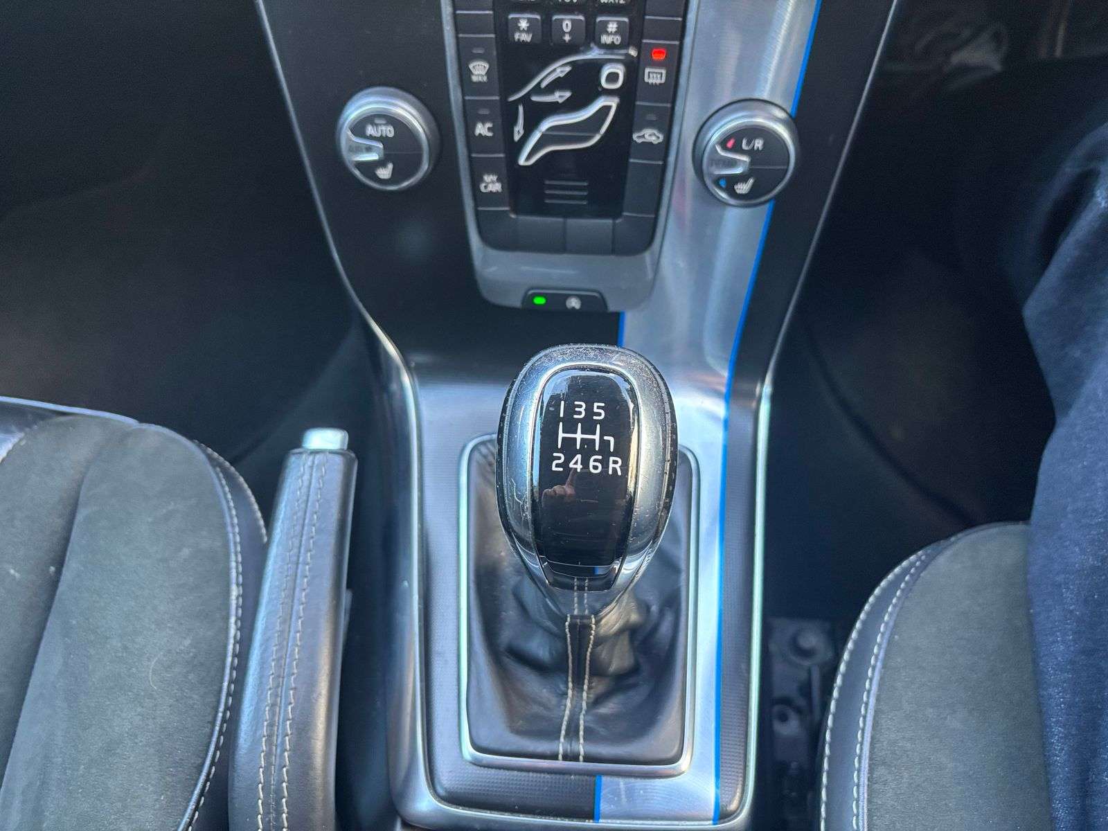 2015 VOLVO V40 2015 VOLVO V40