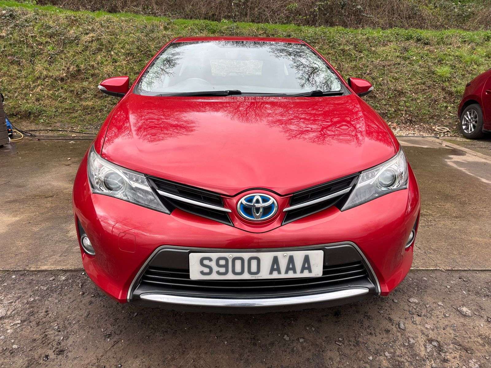 A 2013 TOYOTA AURIS 1.8 VVT-h Icon Hatchback 5dr Petrol Hybrid CVT Euro 5 (s/s) (136 ps) A 2013 TOYOTA AURIS 1.8 VVT-h Icon Hatchback 5dr Petrol Hybrid CVT Euro 5 (s/s) (136 ps)