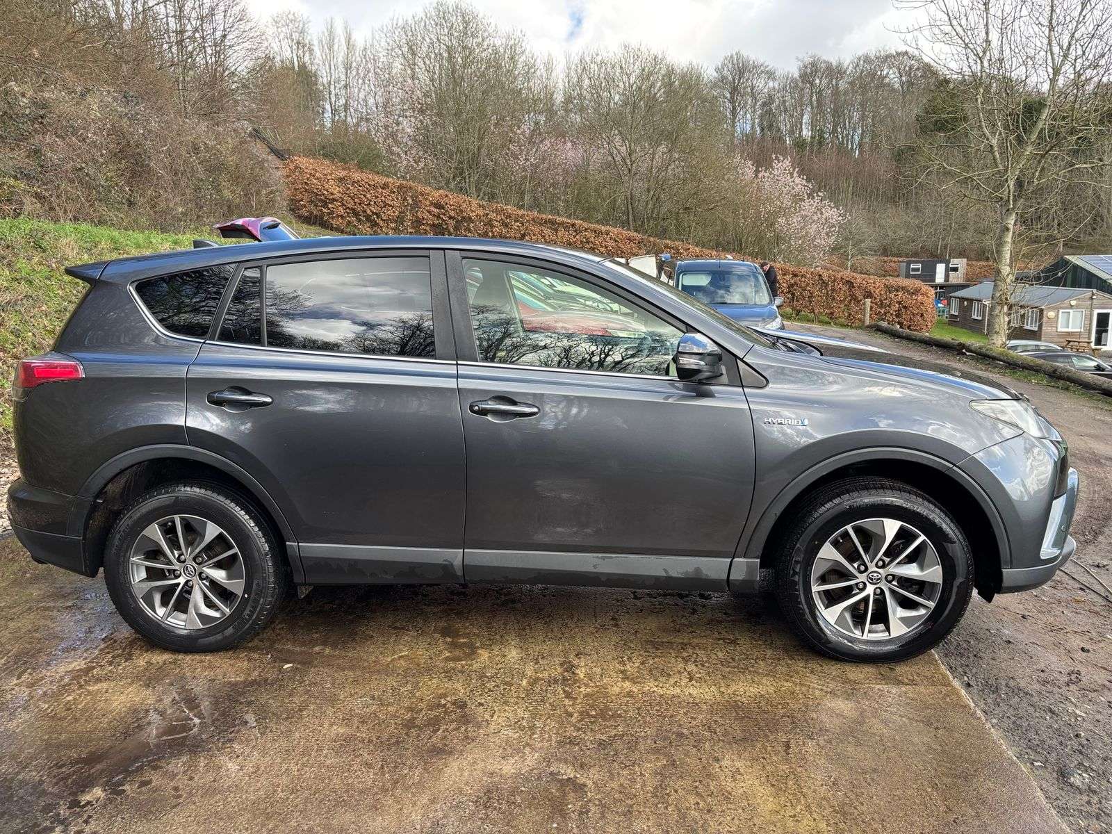 A 2018 TOYOTA RAV4 2.5 VVT-h Icon SUV 5dr Petrol Hybrid CVT Euro 6 (s/s) (197 ps) A 2018 TOYOTA RAV4 2.5 VVT-h Icon SUV 5dr Petrol Hybrid CVT Euro 6 (s/s) (197 ps)