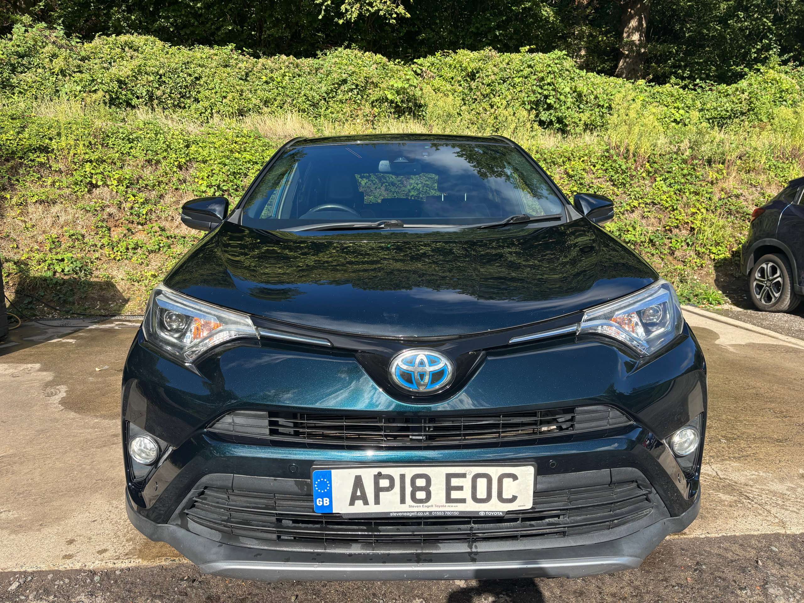 A 2018 TOYOTA RAV4 2.5 VVT-h Design SUV 5dr Petrol Hybrid CVT Euro 6 (s/s) (197 ps) A 2018 TOYOTA RAV4 2.5 VVT-h Design SUV 5dr Petrol Hybrid CVT Euro 6 (s/s) (197 ps)