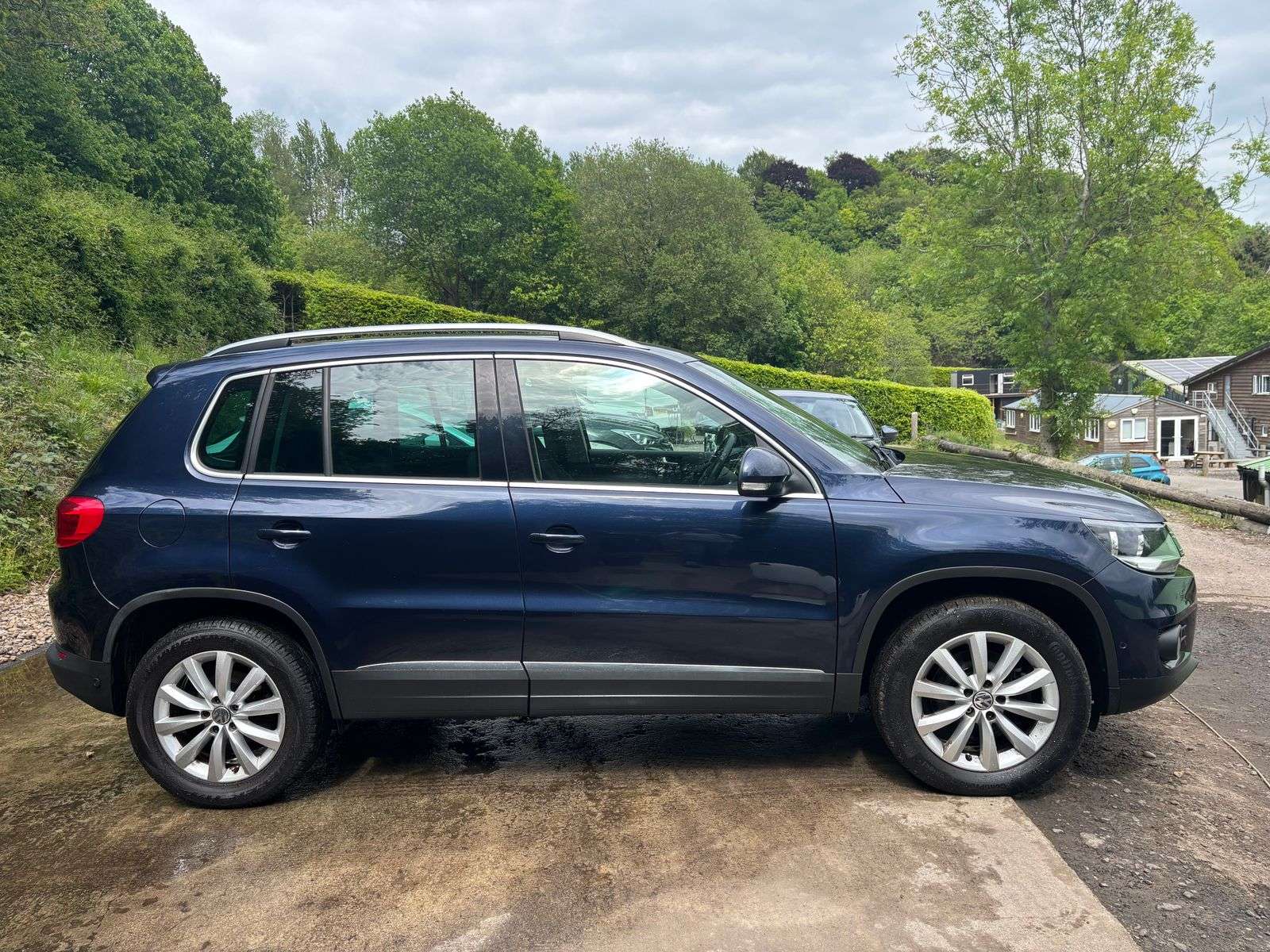 A 2015 VOLKSWAGEN TIGUAN 2.0 TDI BlueMotion Tech Match SUV 5dr Diesel Manual 4WD Euro 5 (s/s) (140 ps) A 2015 VOLKSWAGEN TIGUAN 2.0 TDI BlueMotion Tech Match SUV 5dr Diesel Manual 4WD Euro 5 (s/s) (140 ps)