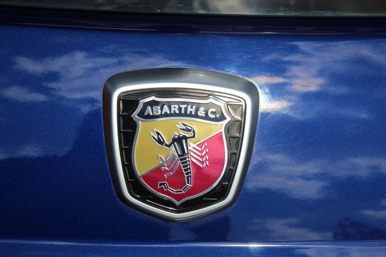 2020 ABARTH 695 2020 ABARTH 695
