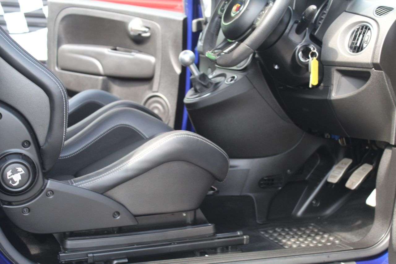 2020 ABARTH 695 2020 ABARTH 695