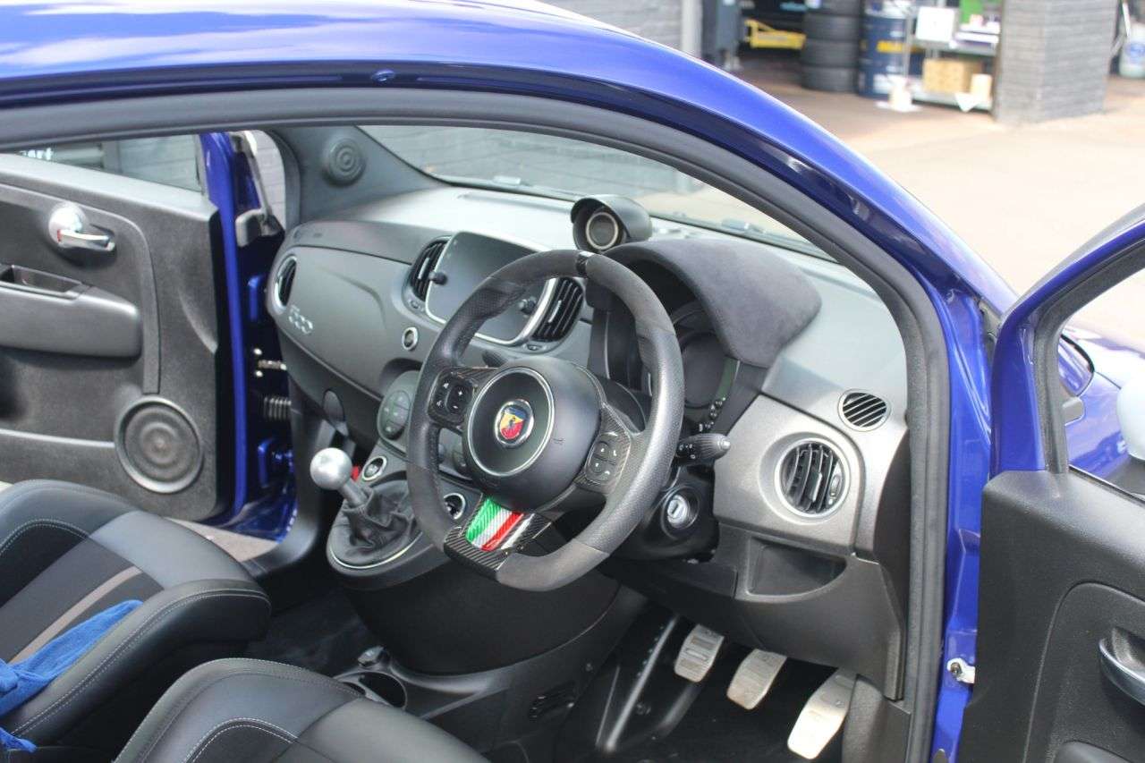 2020 ABARTH 695 2020 ABARTH 695